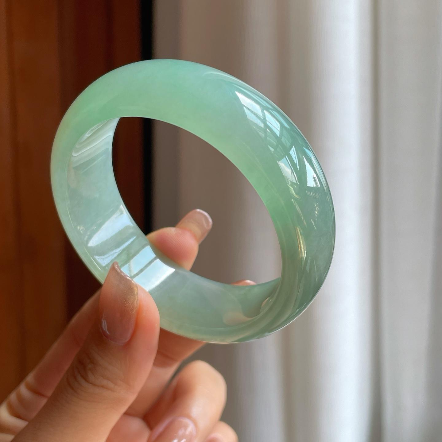 糯冰晴底宽版翡翠平安镯（56mm）（yc373874）
