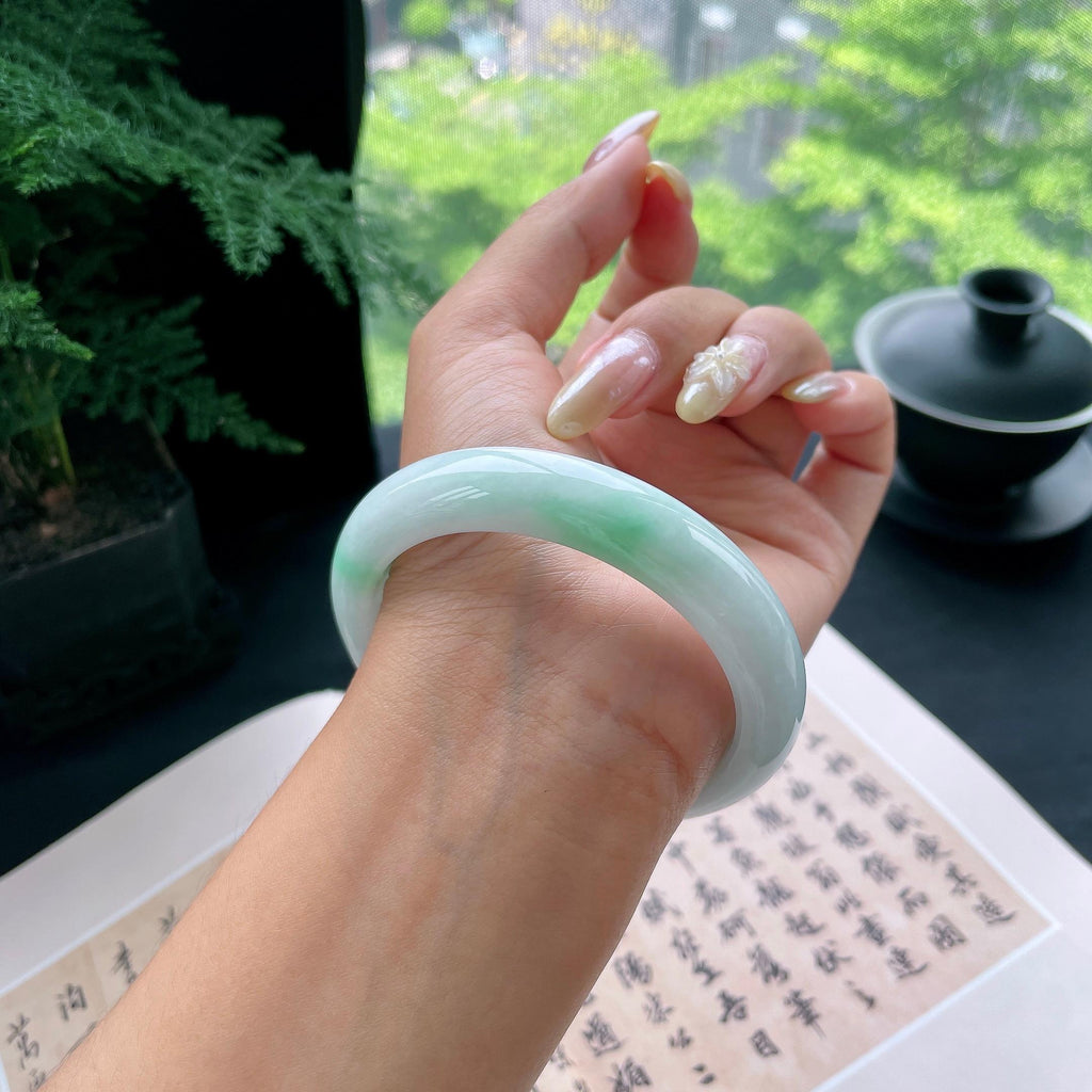 大圈口 细糯种飘绿正圈平安镯60圈 天然缅甸A货翡翠（yc473055）