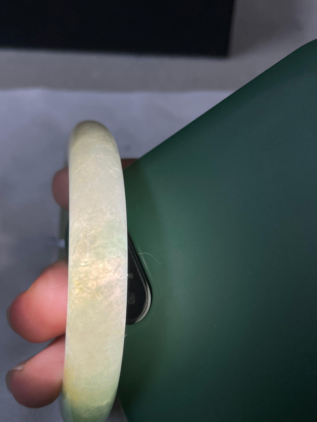 糯冰种黄加绿泥鳅背手镯（53mm）（yc233904）