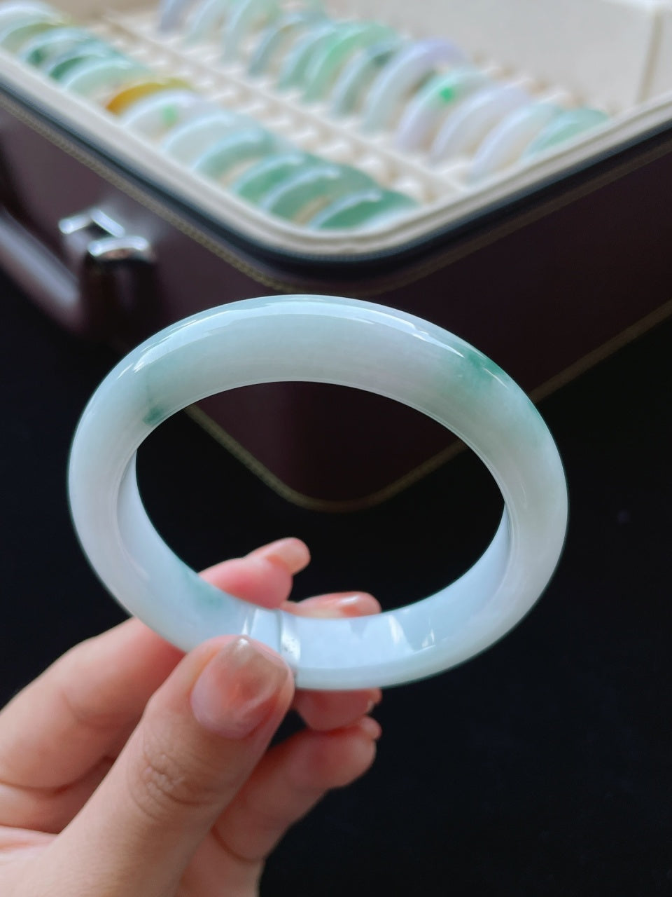 细糯种飘绿正圈翡翠手镯（55.5mm）（yc016644）