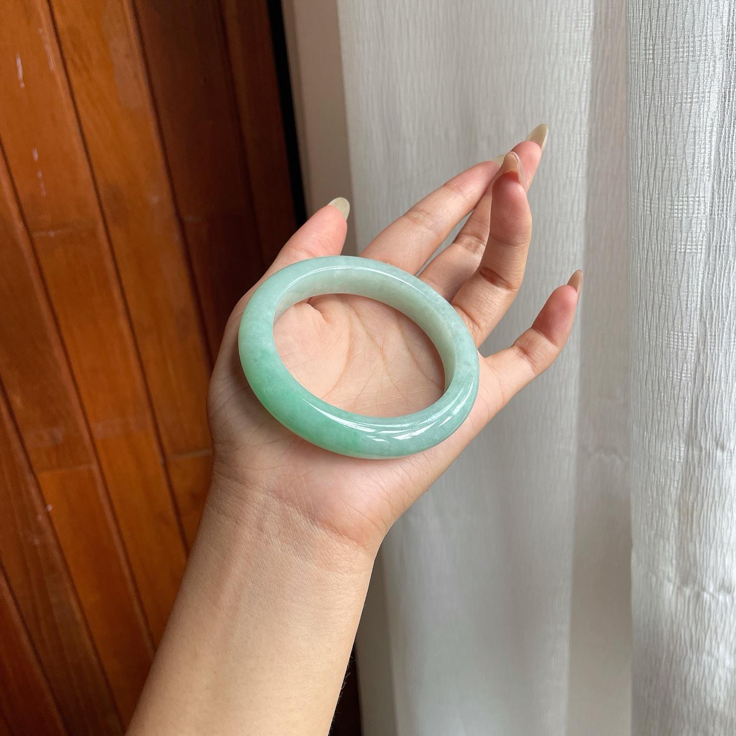 糯冰种晴底带色翡翠平安镯（55mm）（yc216817）