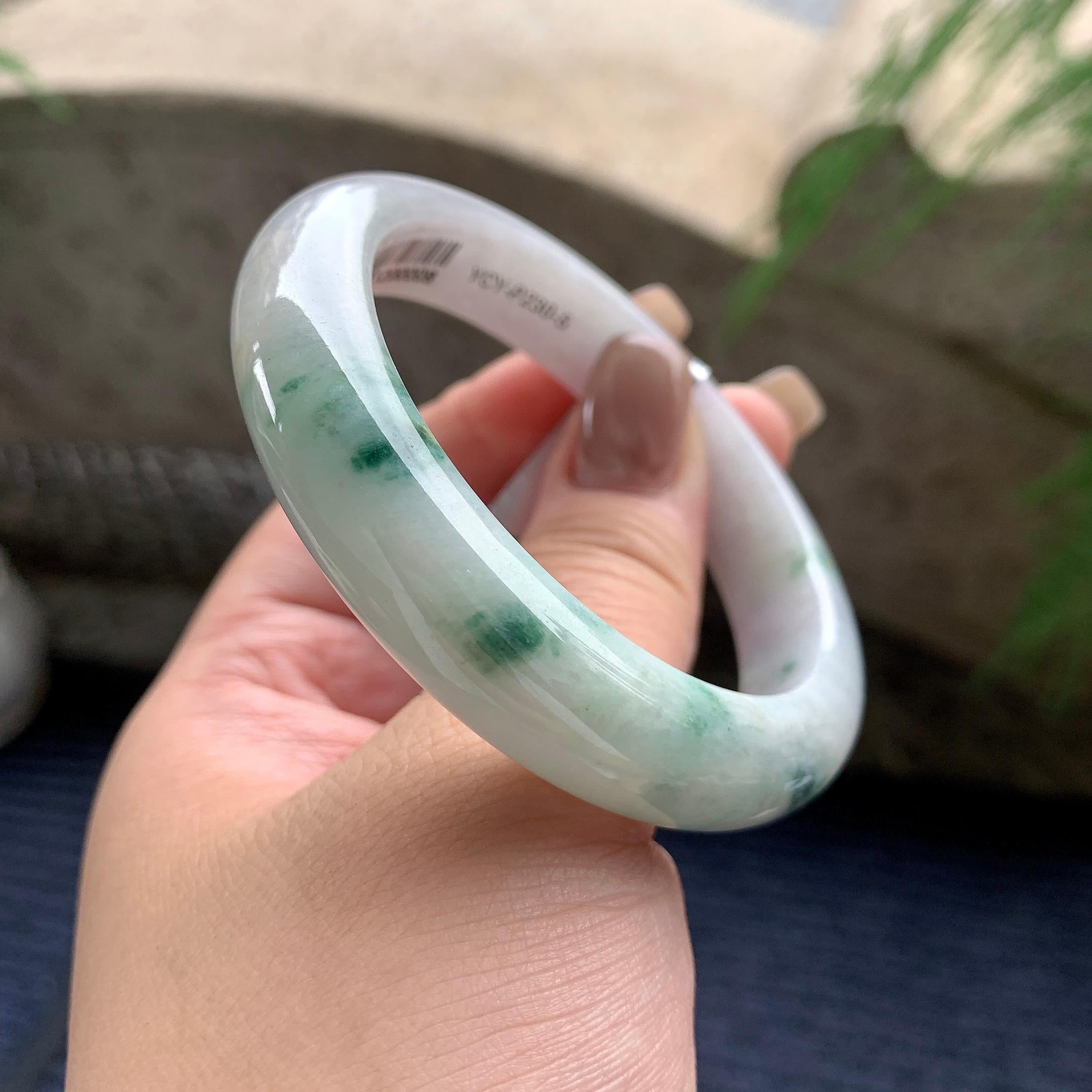 细糯种淡粉底飘绿花正圈平安镯  55.7圈口  天然缅甸A货翡翠（yc436254）