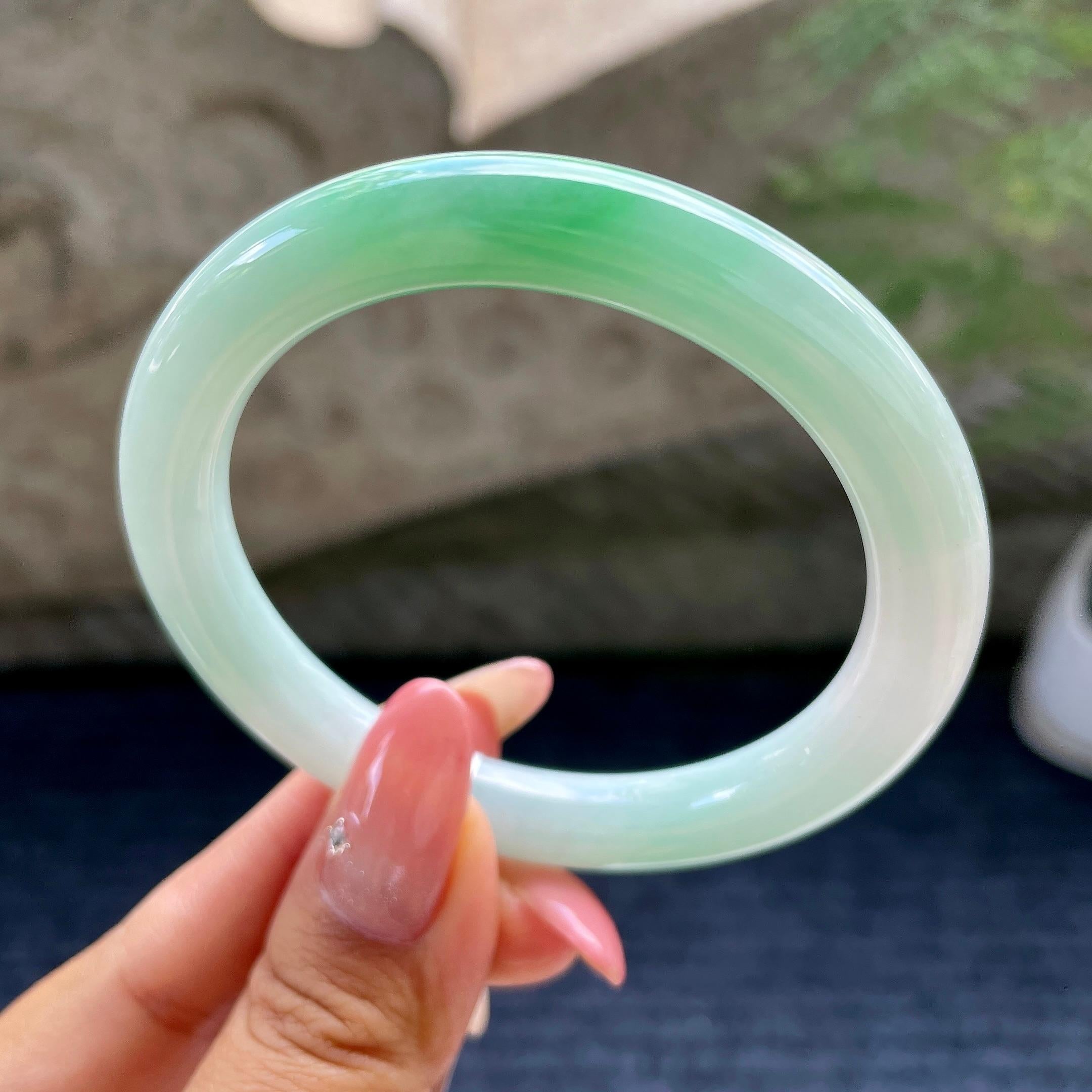 细糯种飘翠绿圆条手镯55.3圈          天然缅甸A货翡翠（yc433761）