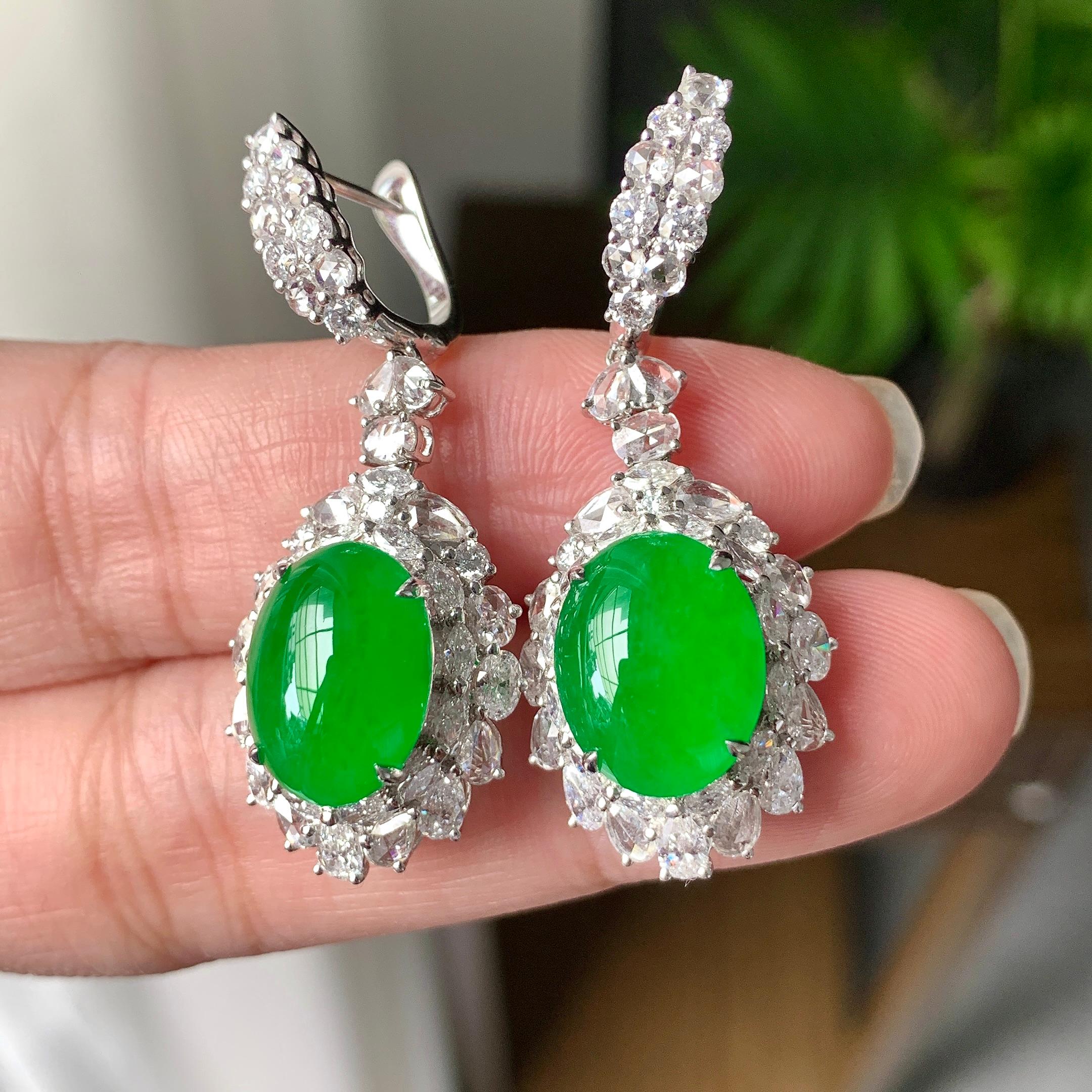 18K金钻镶糯冰种阳绿蛋面耳坠（yc254107）