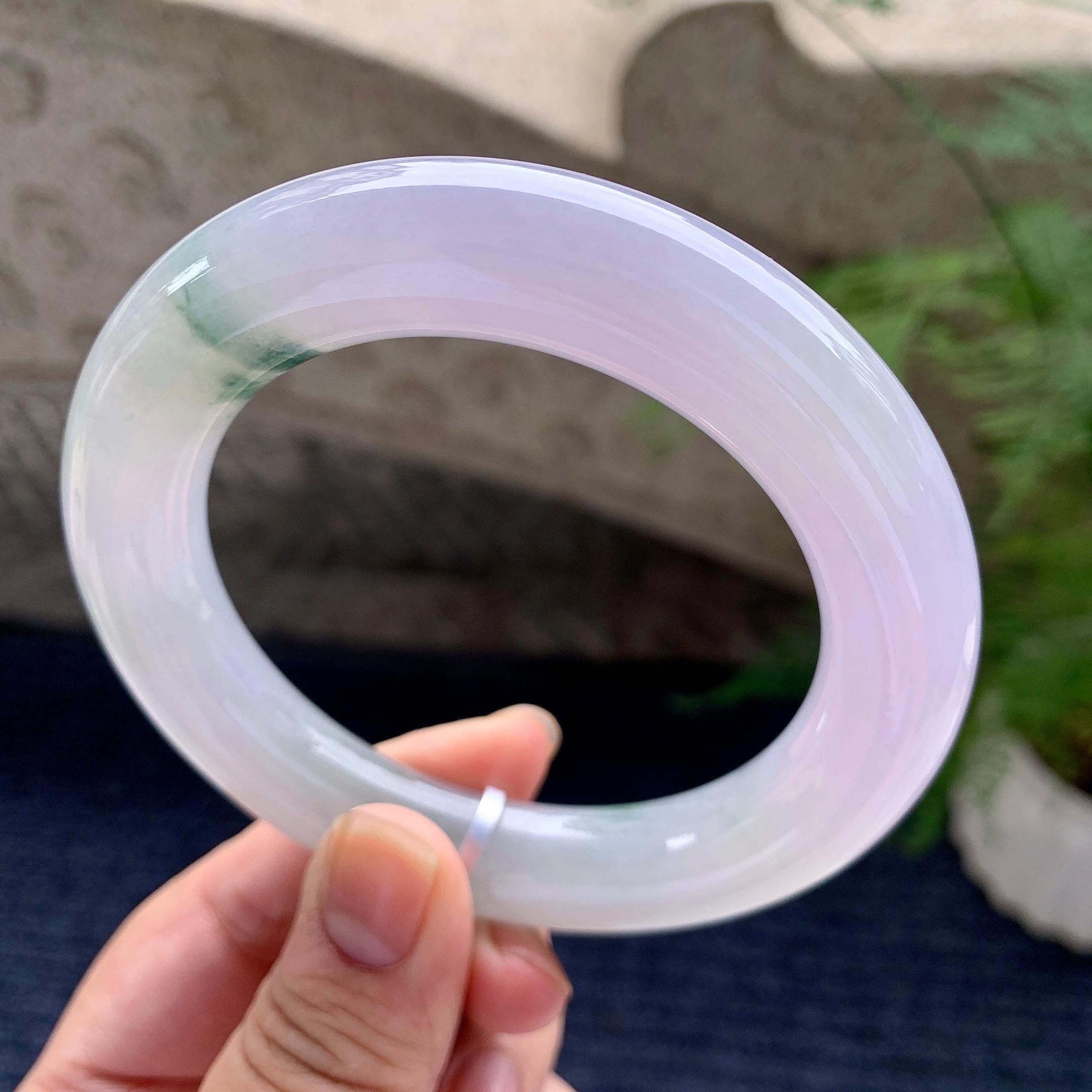 细糯种淡粉底飘花圆条手镯（59mm）