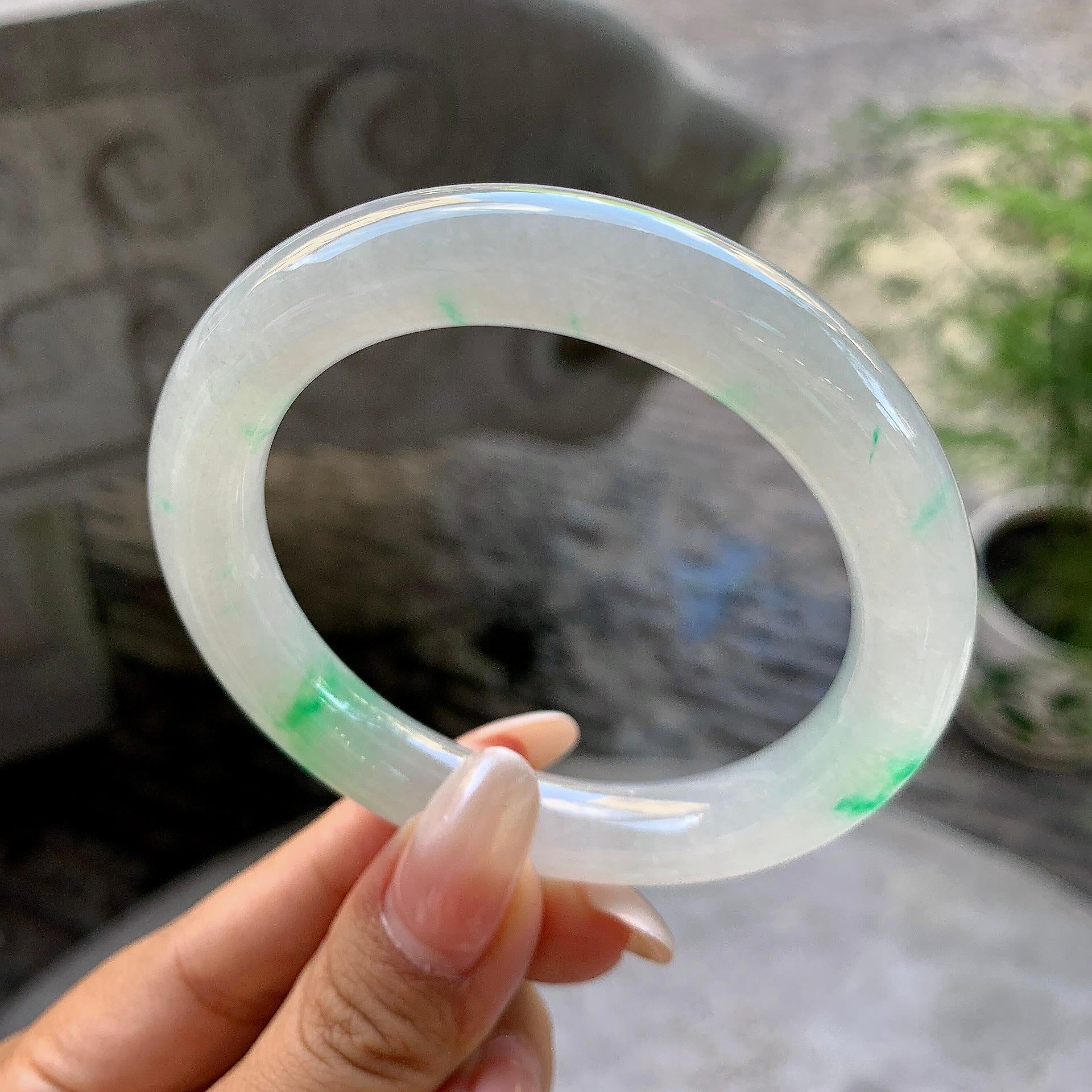 糯冰种飘绿圆条手镯（55.4mm）