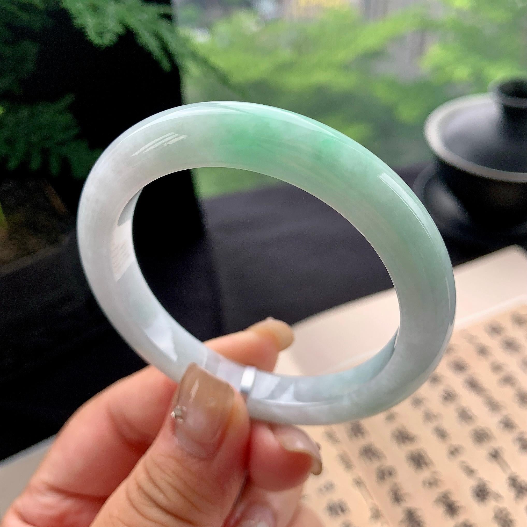 细糯种淡晴底飘绿正圈平安镯 52.5圈口 天然缅甸A货翡翠（yc473064）
