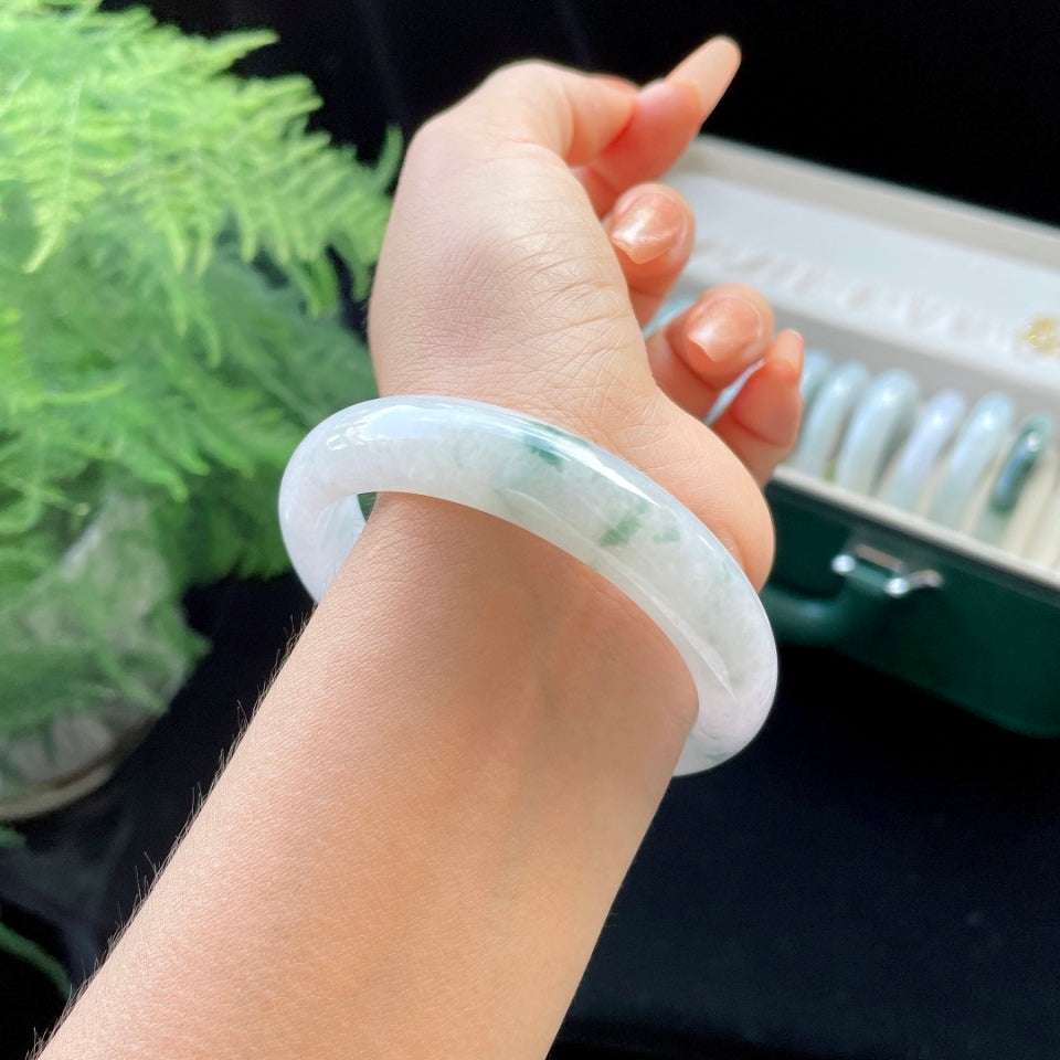 糯冰种春底飘花正圈翡翠手镯（56mm）（yc019404）