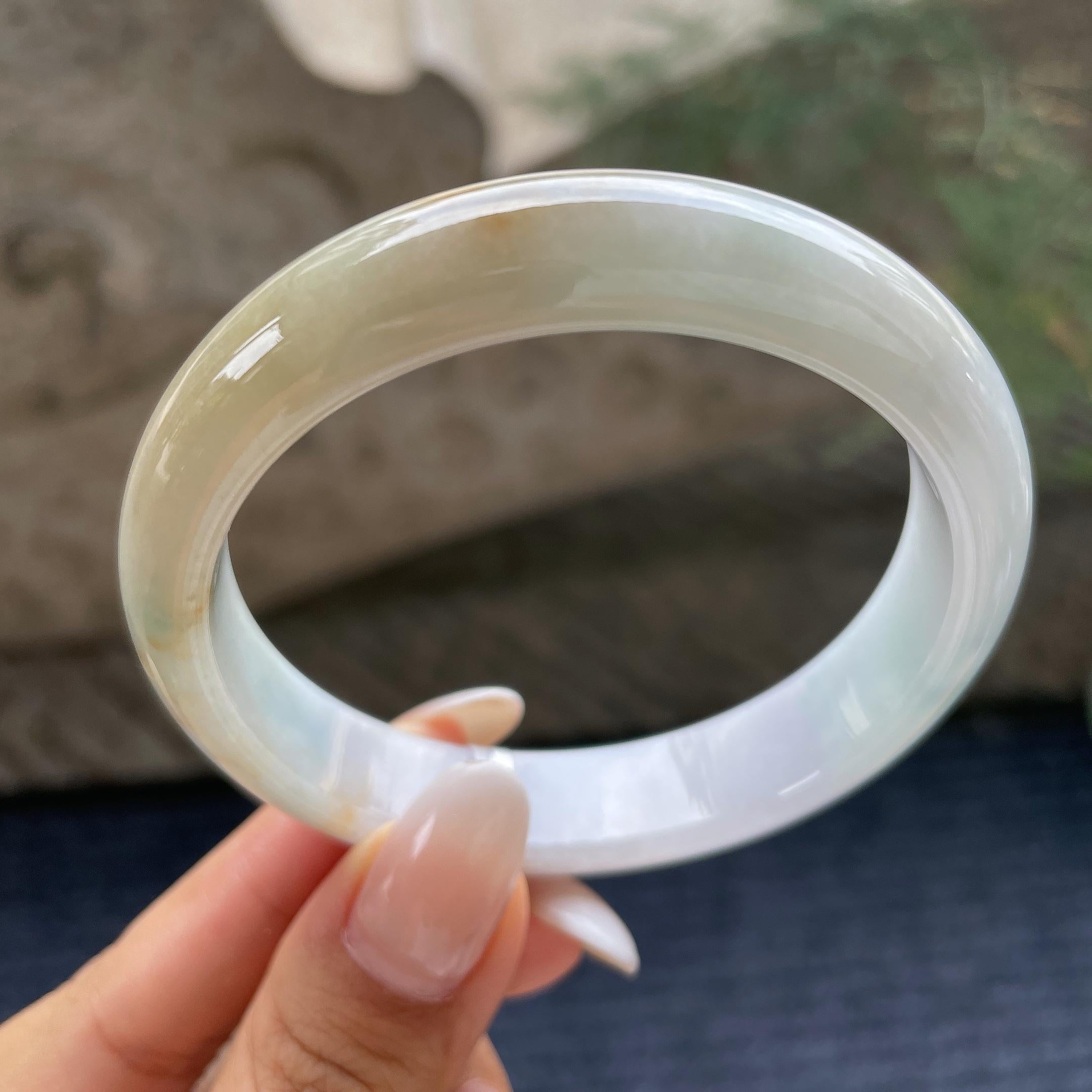 大圈口      细糯种飘黄翡正圈平安镯58圈       天然缅甸A货翡翠（yc421289）