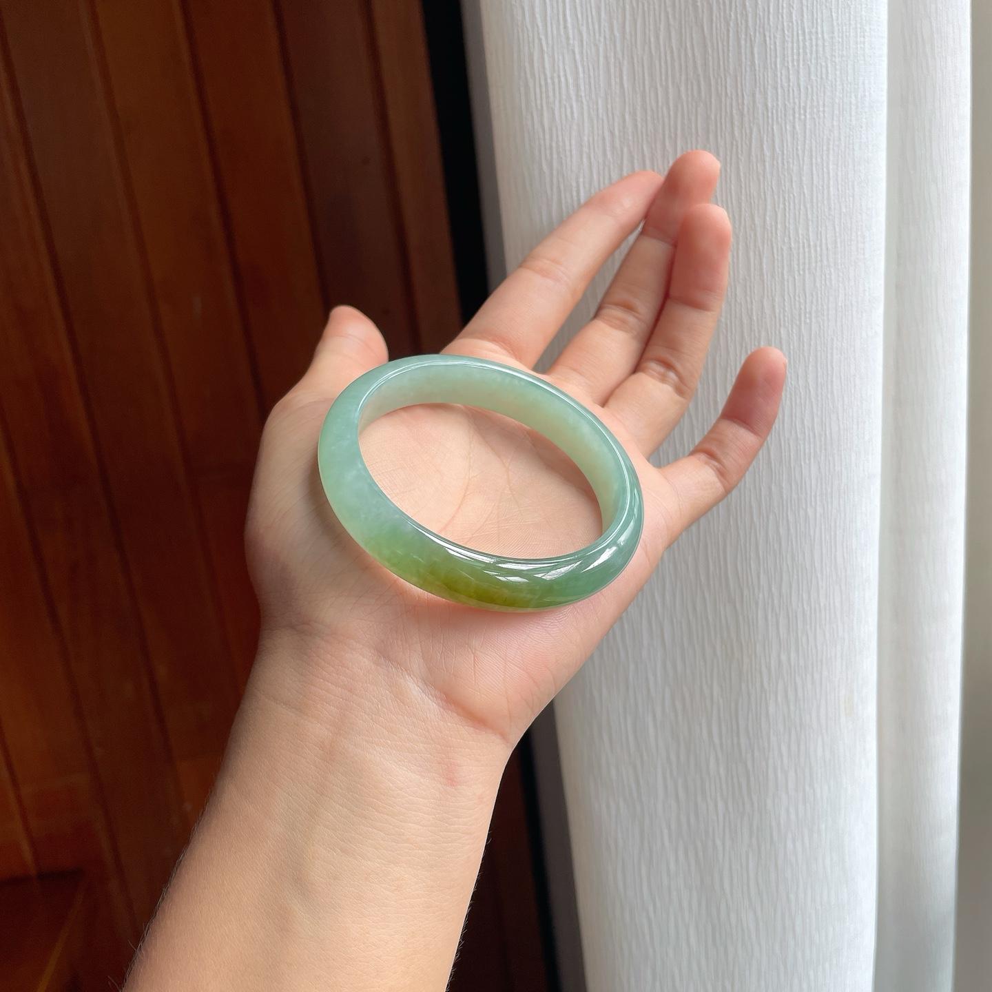 糯冰晴绿底带一抹黄翡翠平安镯（56mm）（yc254052）