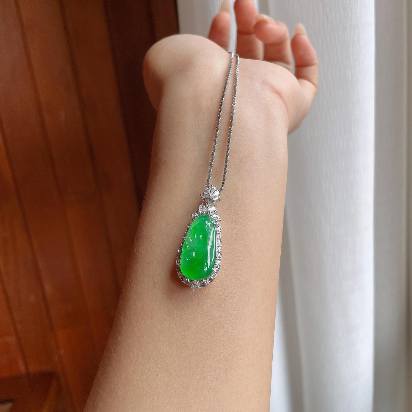 18k金镶冰种满绿翡翠如意（yc239344）