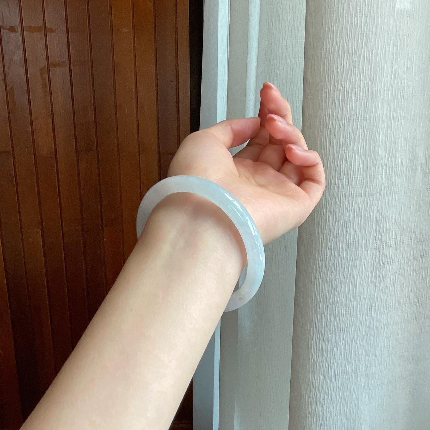 冰种淡春底翡翠圆条手镯（54mm)（yc323838）
