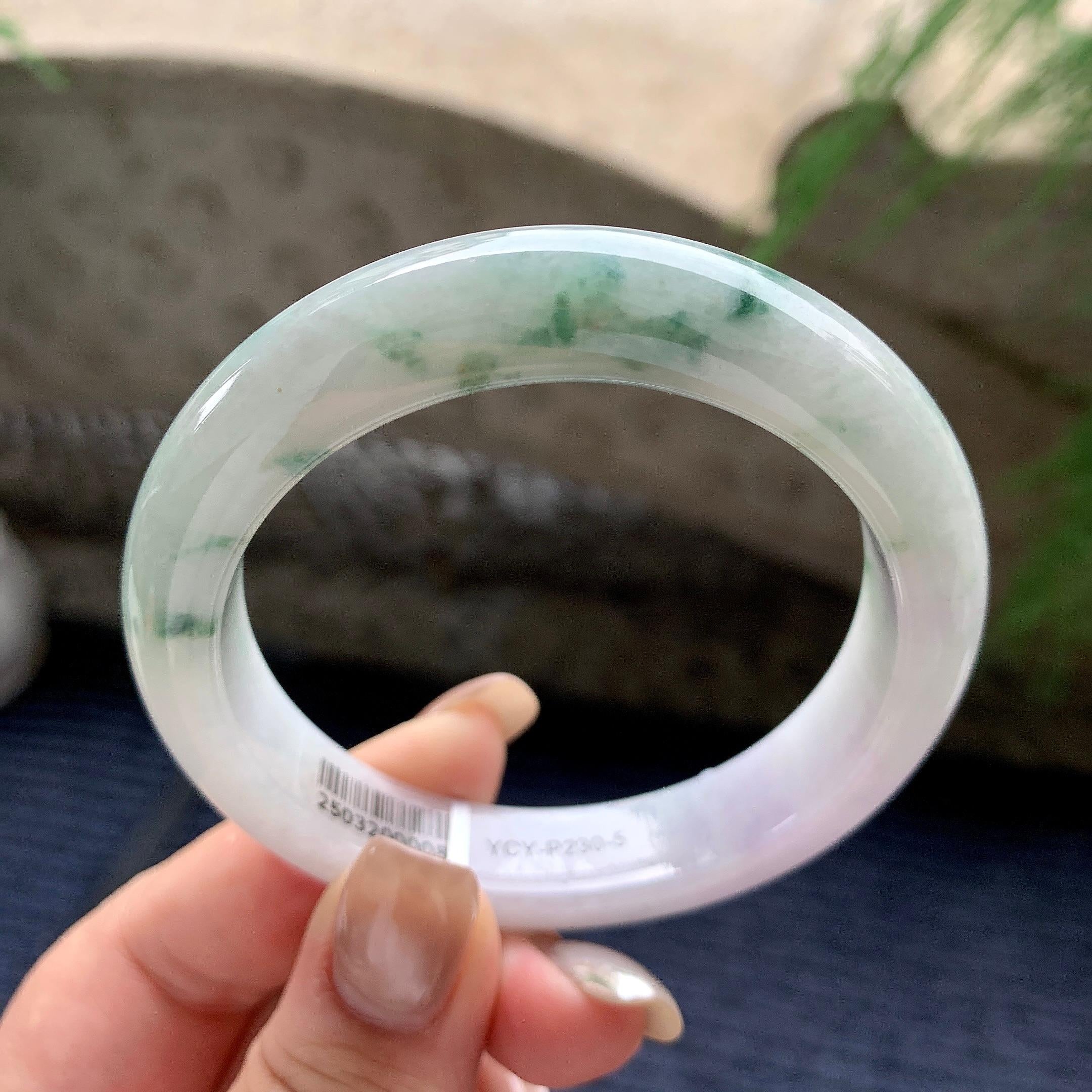 细糯种淡粉底飘绿花正圈平安镯  55.7圈口  天然缅甸A货翡翠（yc436254）