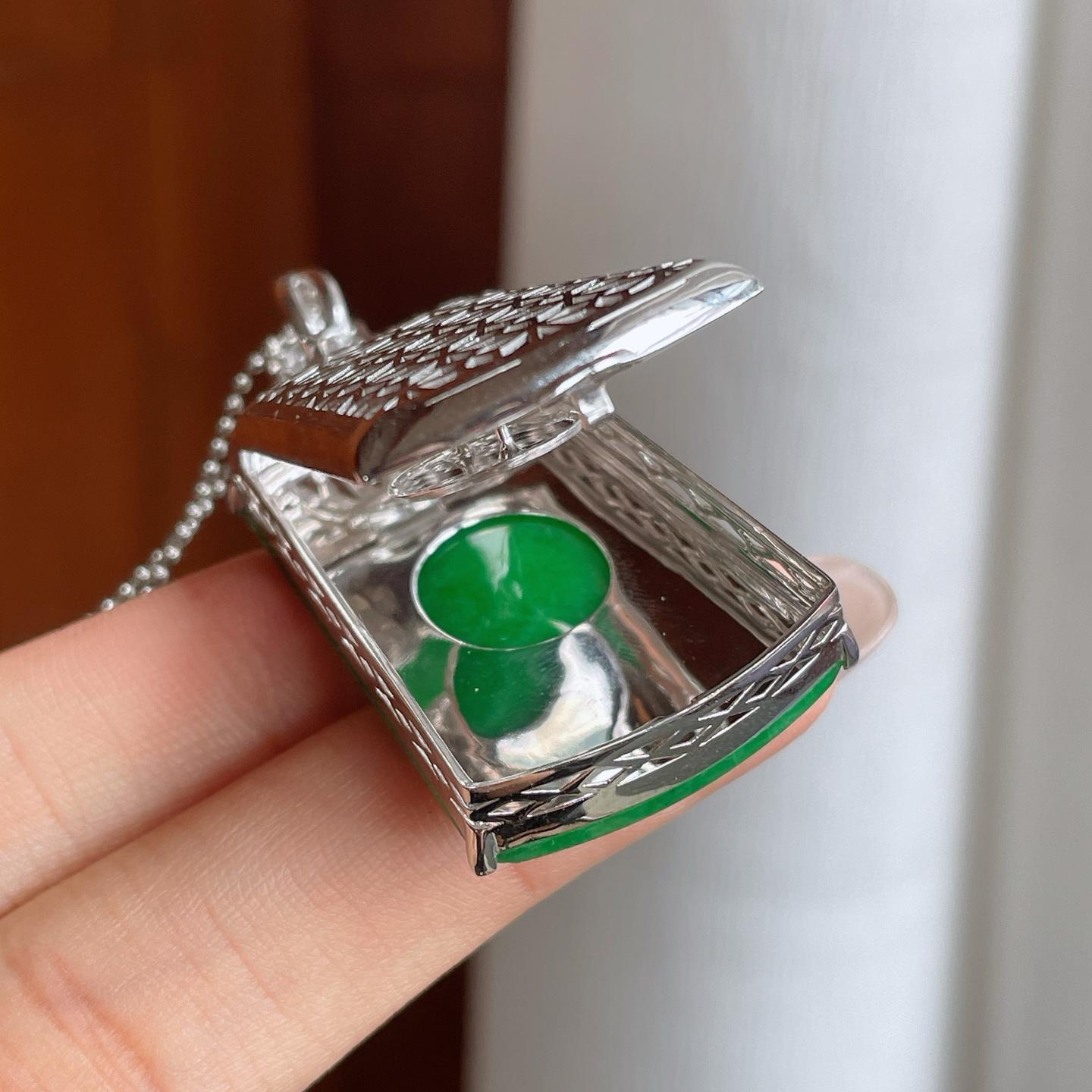 18k金镶糯冰满绿翡翠无事牌（yc244910）