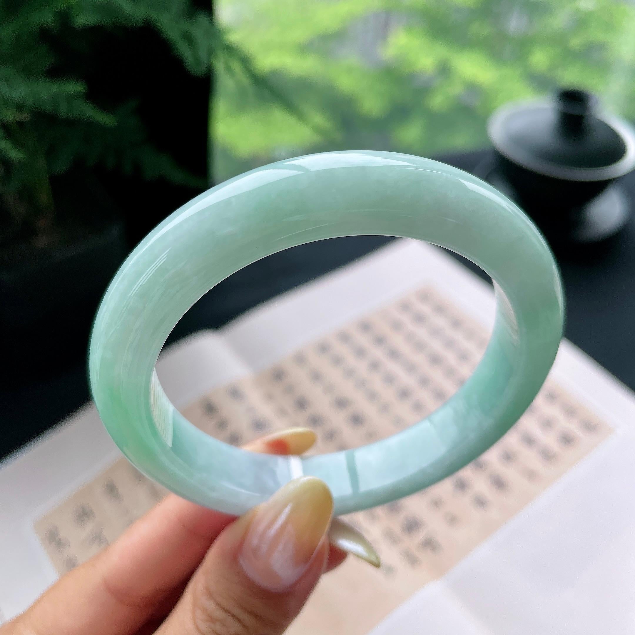 大圈口 细糯种晴底飘绿正圈平安镯60.2圈 天然缅甸A货翡翠（yc473057）