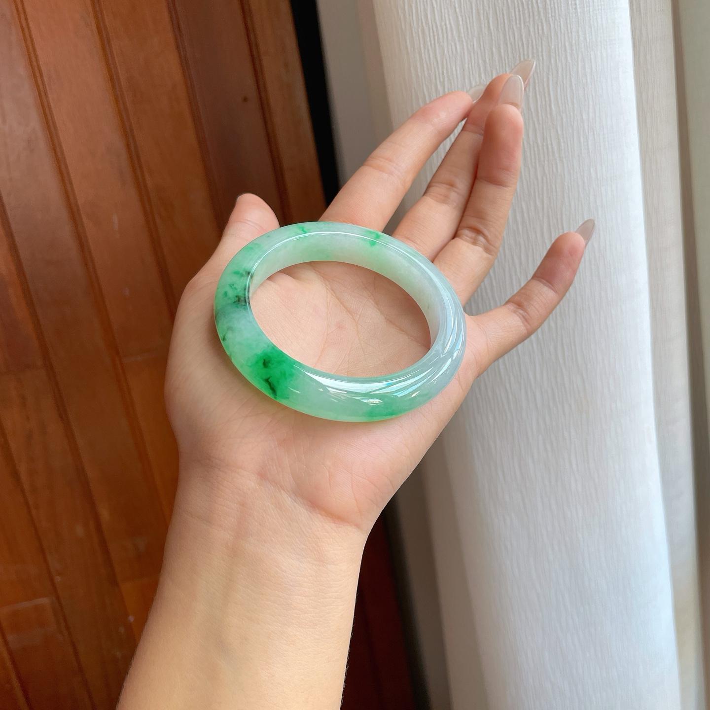 糯冰乌鸡花带色特色翡翠平安镯（54mm）（yc267502）