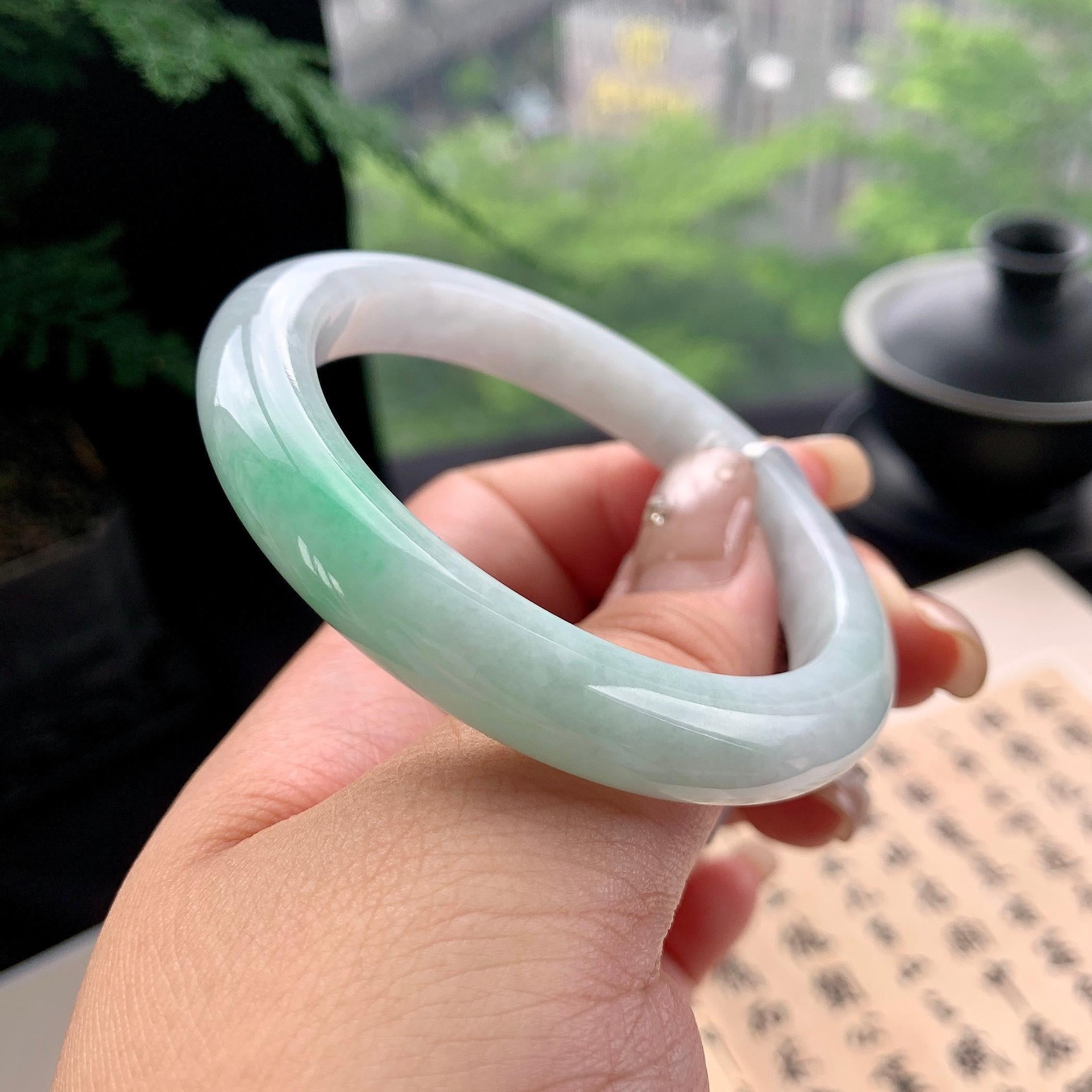 细糯种淡晴底飘绿正圈平安镯 52.5圈口 天然缅甸A货翡翠（yc473064）