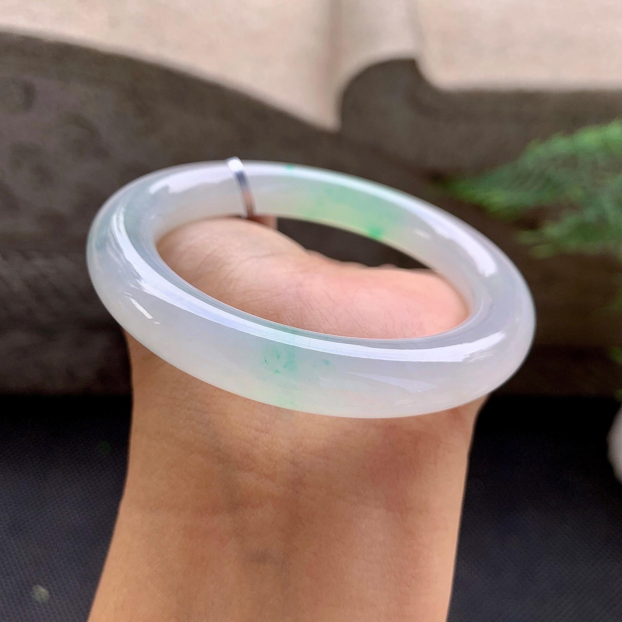 糯冰种飘绿圆条手镯（53.5mm）（yc257688）