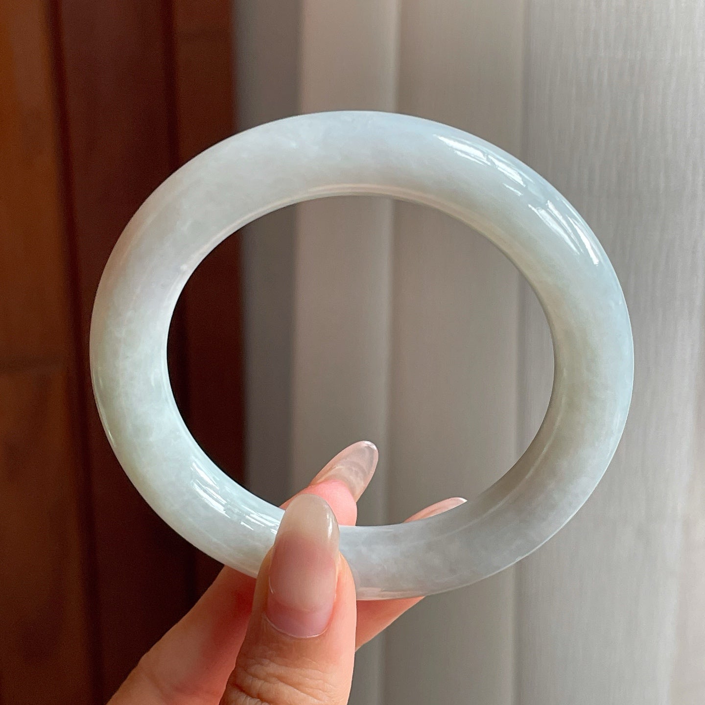 糯冰种带底色翡翠圆条手镯（55mm）