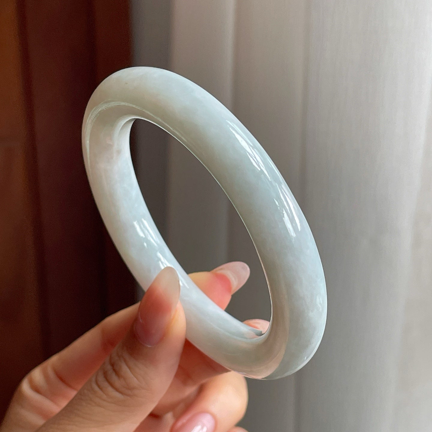 糯冰种带底色翡翠圆条手镯（55mm）