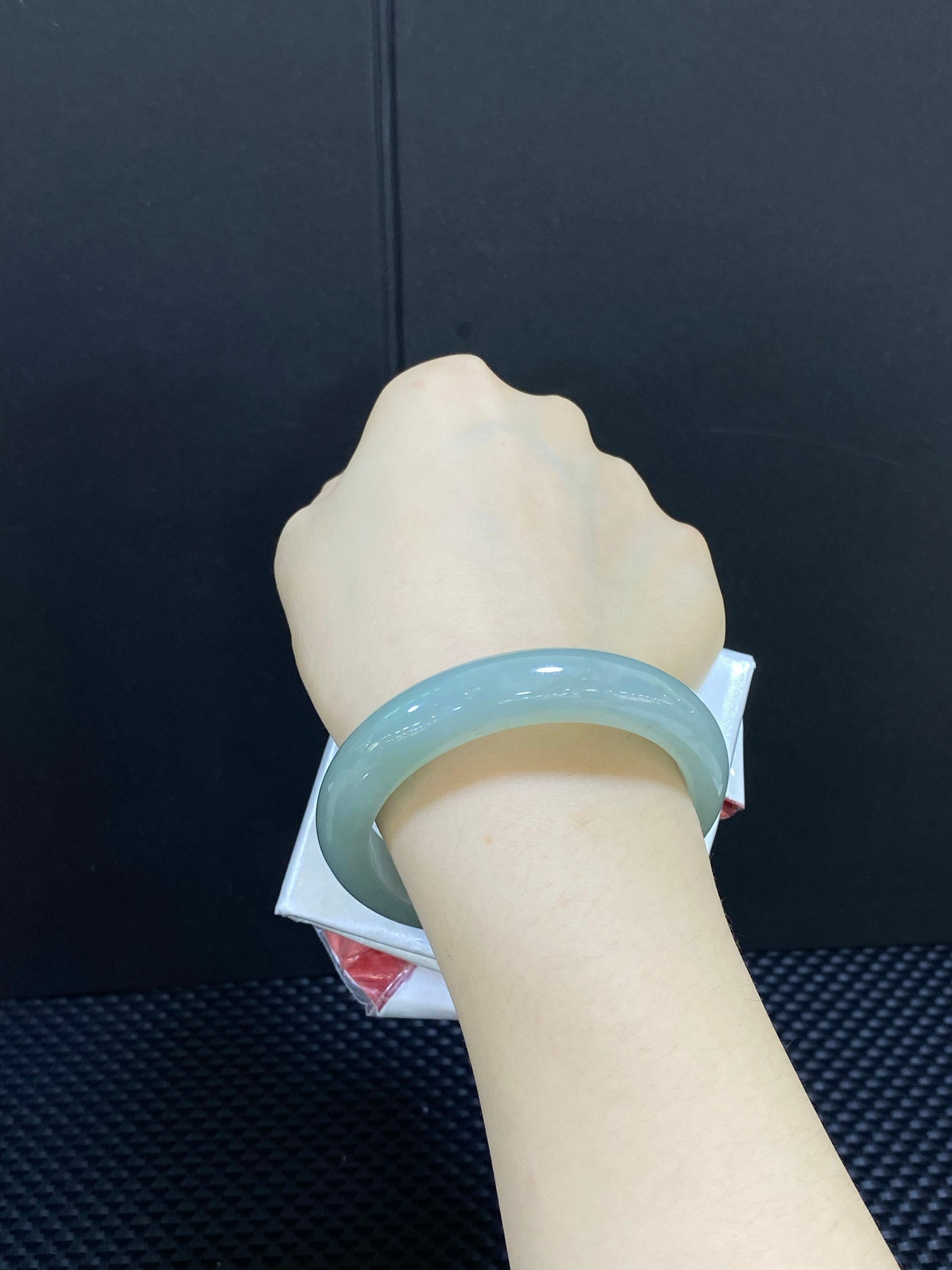 细糯蓝底底翡翠平安镯 编号: 23101818-5004 具体尺寸：55.5-12.6-8.4 （wg0022670）