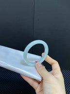细糯晴底翡翠平安镯 编号: 24120110-18015 具体尺寸：55.7-10.5-7.3 （wg0022669）