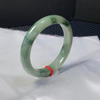 细糯油青飘花翡翠平安镯 编号: 25030302-8004 具体尺寸：57.7-11.4-9.3（wg0023560）