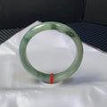 细糯油青飘花翡翠平安镯 编号: 25030302-8004 具体尺寸：57.7-11.4-9.3（wg0023560）