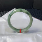 细糯油青飘花翡翠平安镯 编号: 25030302-8004 具体尺寸：57.7-11.4-9.3（wg0023560）
