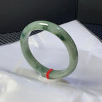 细糯油青飘花翡翠平安镯 编号: 25030302-8004 具体尺寸：57.7-11.4-9.3（wg0023560）