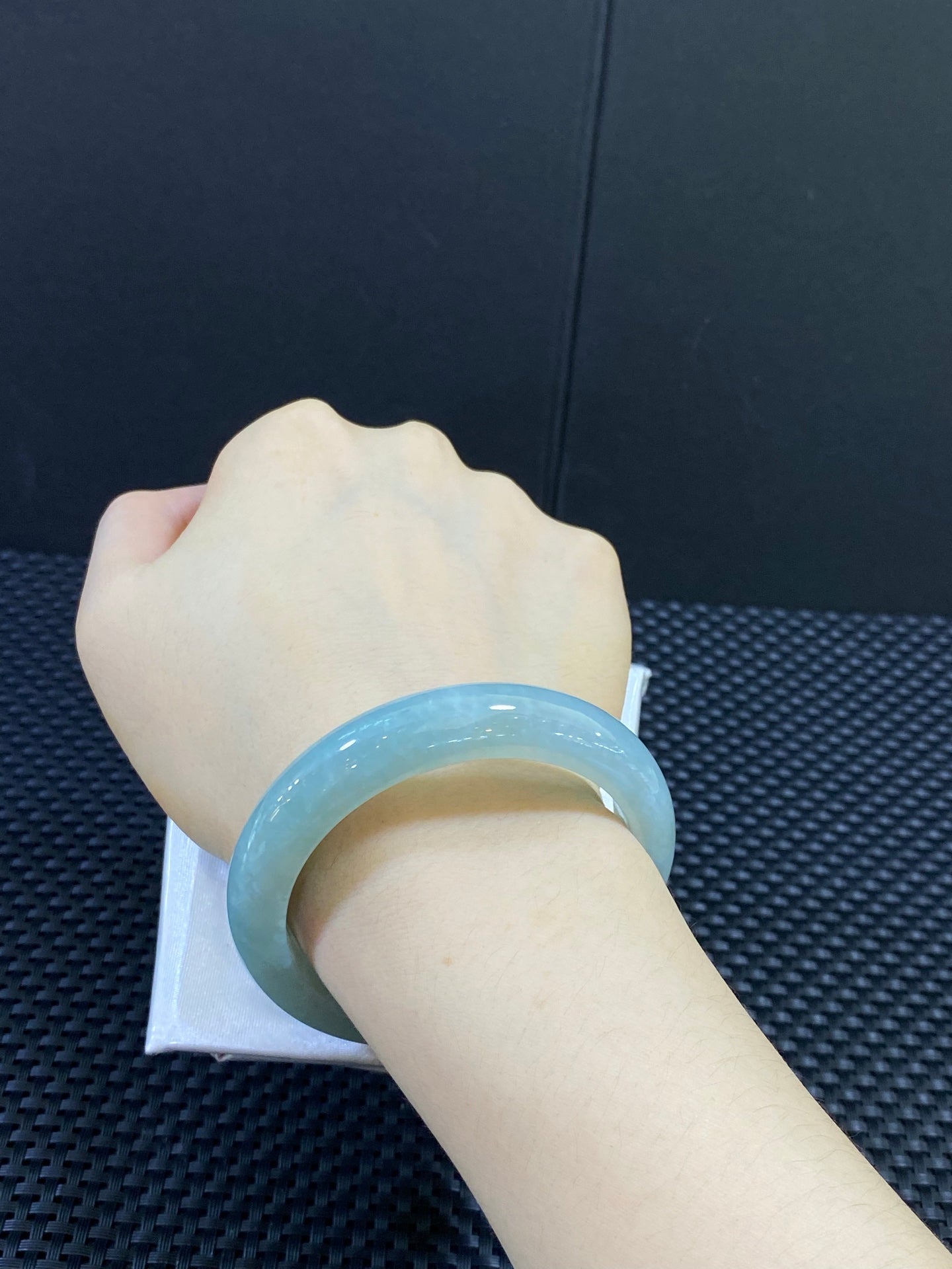 糯冰天空蓝底细糯翡翠平安镯，尺寸：56.4-13.3-8.4（wg0027445）
