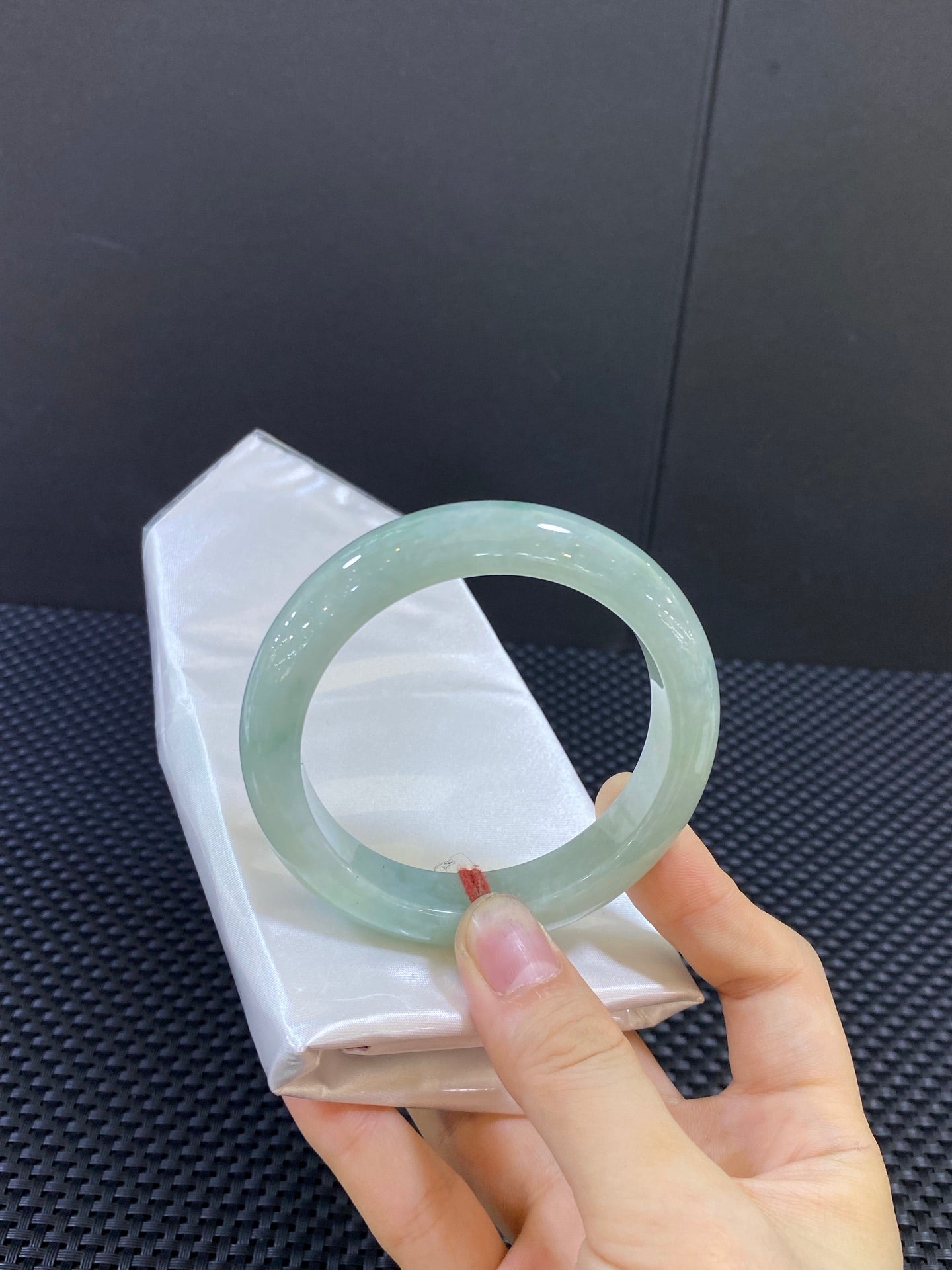 糯冰 晴底飘绿花手镯 尺寸：56.7-12.6-9.7（wg0027439）
