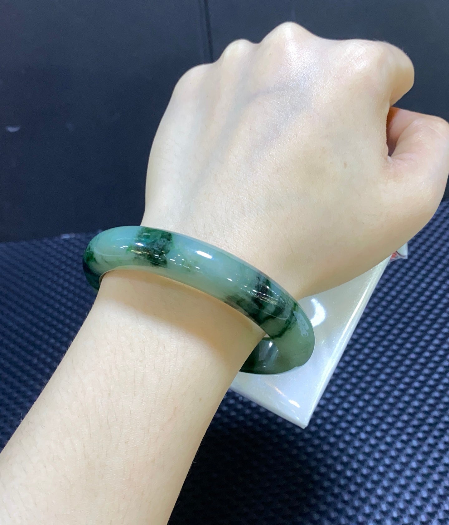 细糯油青飘花翡翠平安镯 编号：23080709-6003 具体尺寸：55.5-11.8-8.2（wg0041290）