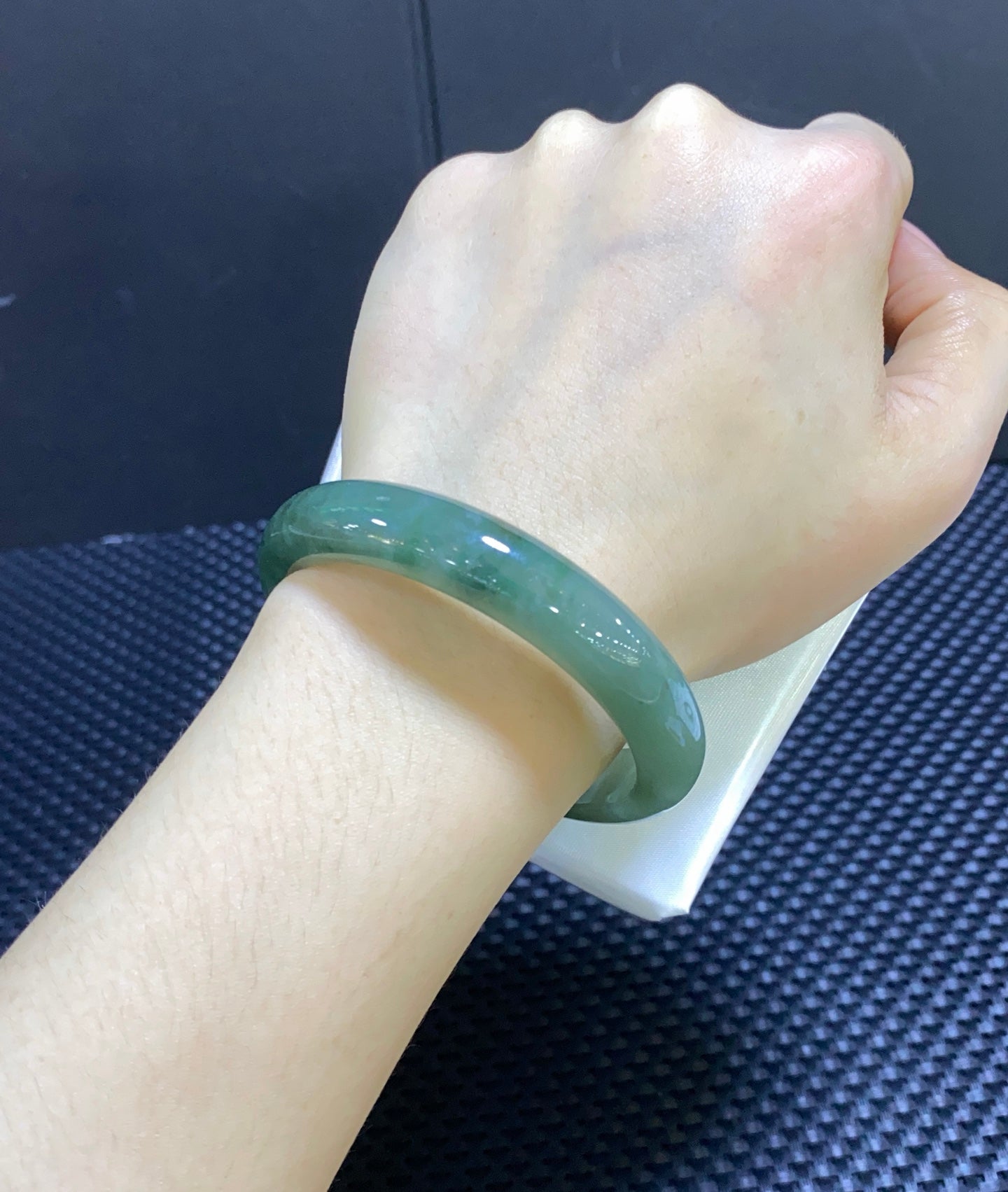 细糯油青半山水翡翠平安镯 编号：23072606-2002 具体尺寸：53-11.2-7（wg0041289）