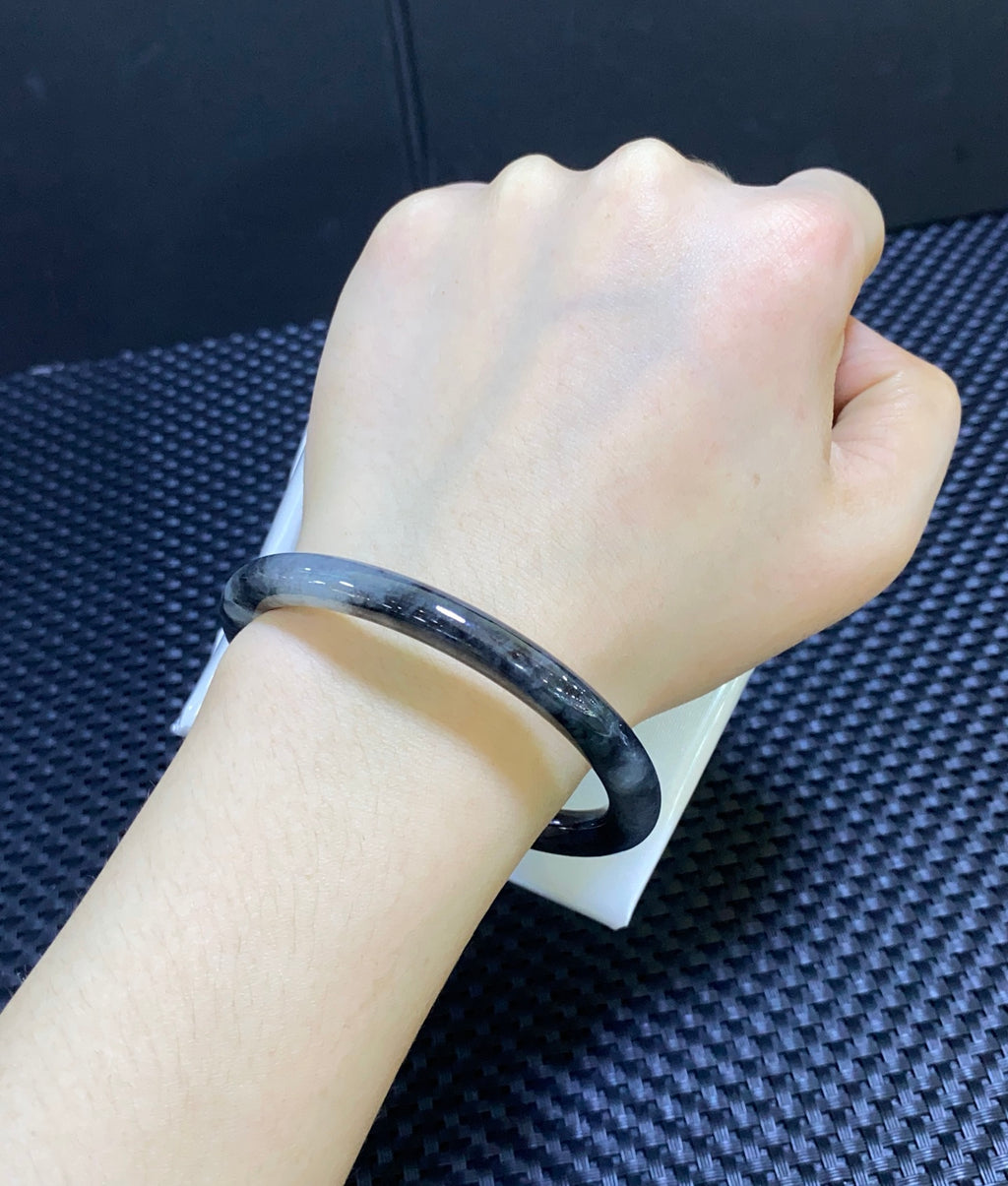 细糯乌鸡翡翠叮当镯 编号：24051708-30002 具体尺寸：53.6-6.4-7.2（wg0041280）
