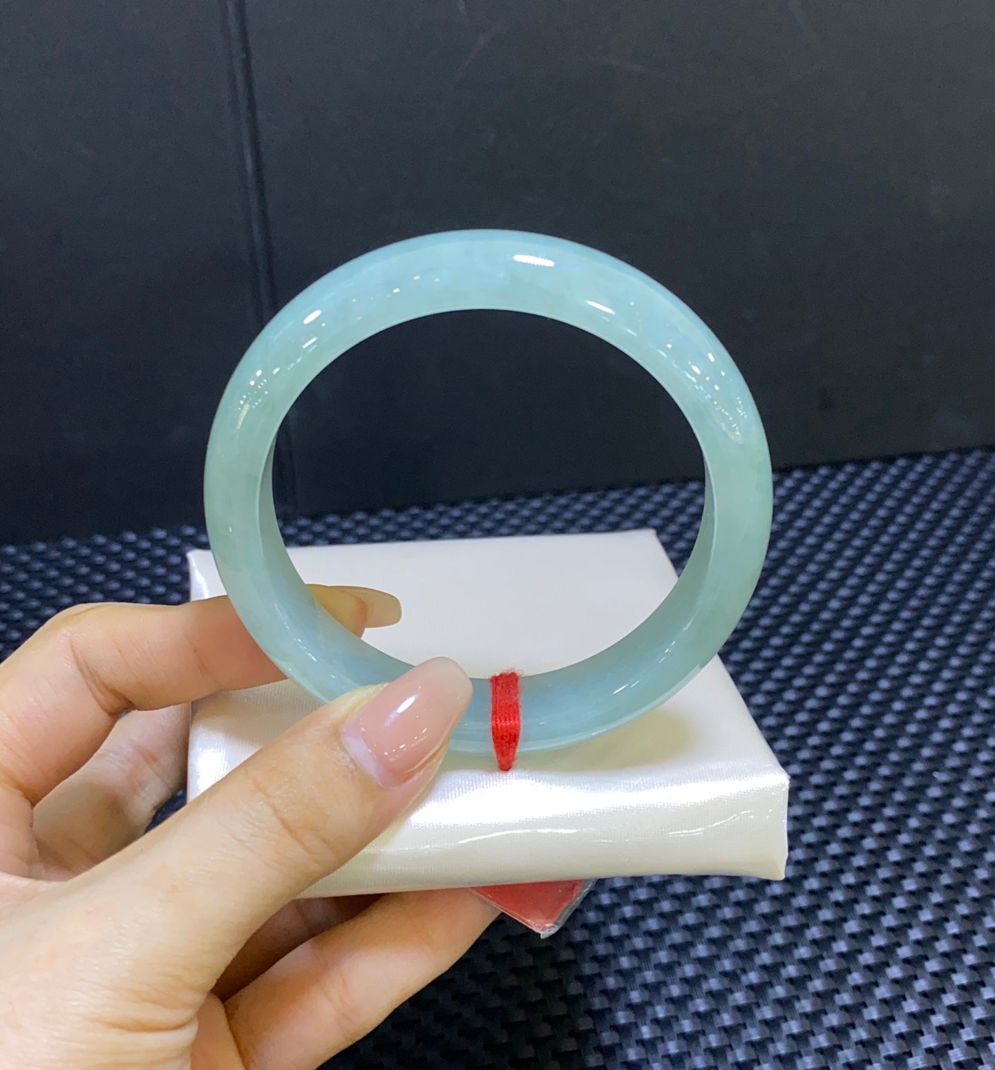 糯冰晴底翡翠平安镯 编号：26032208-1001 具体尺寸：56.6-12.9-7.8（wg0041279）