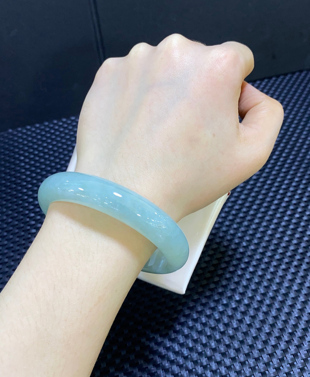 糯冰晴底翡翠平安镯 编号：26032208-1001 具体尺寸：56.6-12.9-7.8（wg0041279）