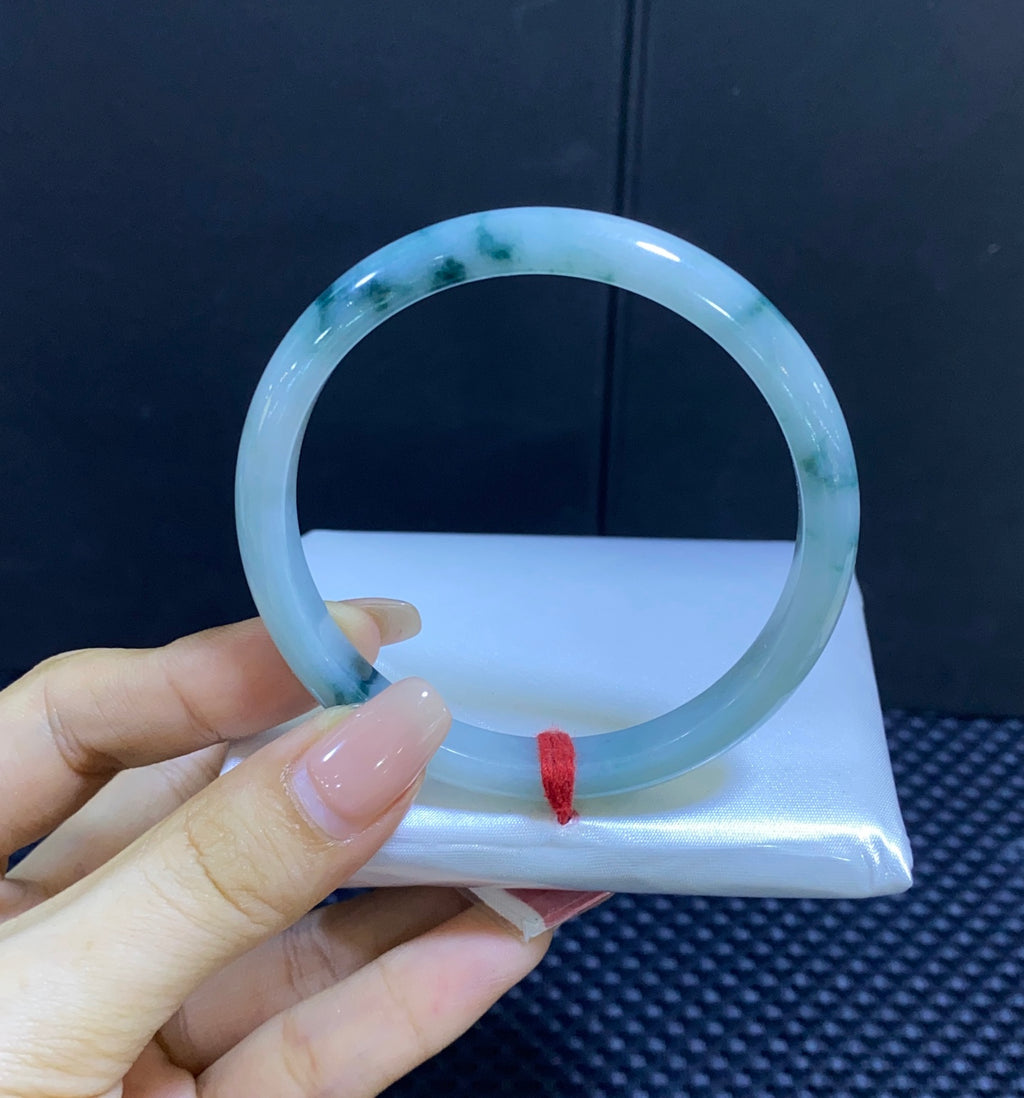 细糯飘花翡翠平安镯 编号：23072503-5004 具体尺寸：56-8.4-6.1（wg0043063）