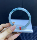 细糯飘花翡翠平安镯 编号：23072503-5004 具体尺寸：56-8.4-6.1（wg0043063）