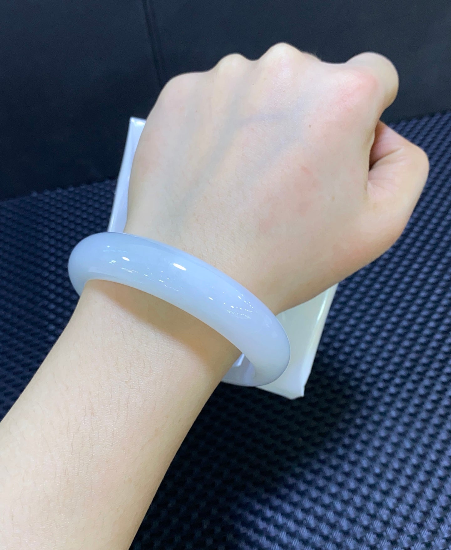 细糯白月光宽版翡翠平安镯 编号：24071211-25005 具体尺寸：56.5-14.4-8（wg0050165）