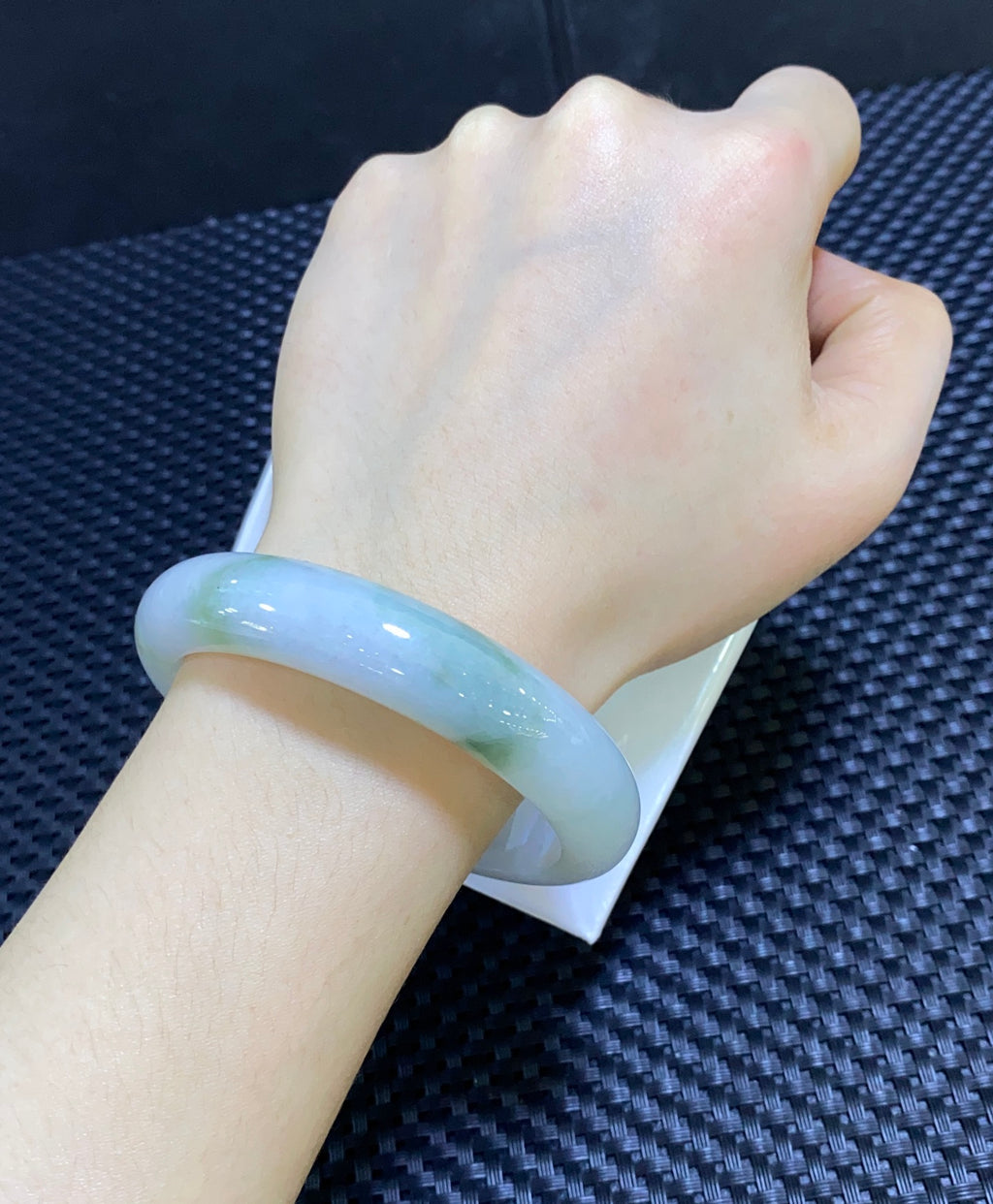 细糯飘花翡翠平安镯 编号：24080911-2001 具体尺寸：56.7-13-8.4（wg0050153）