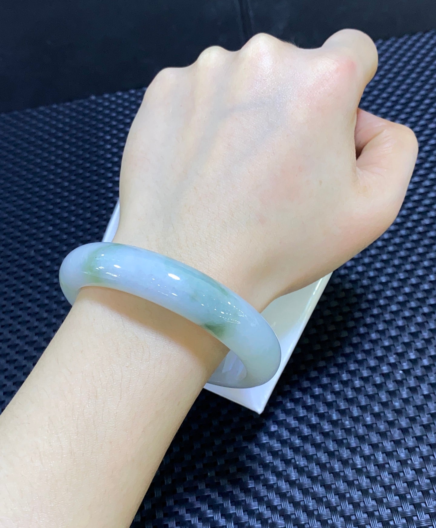 细糯飘花翡翠平安镯 编号：24080911-2001 具体尺寸：56.7-13-8.4（wg0050153）