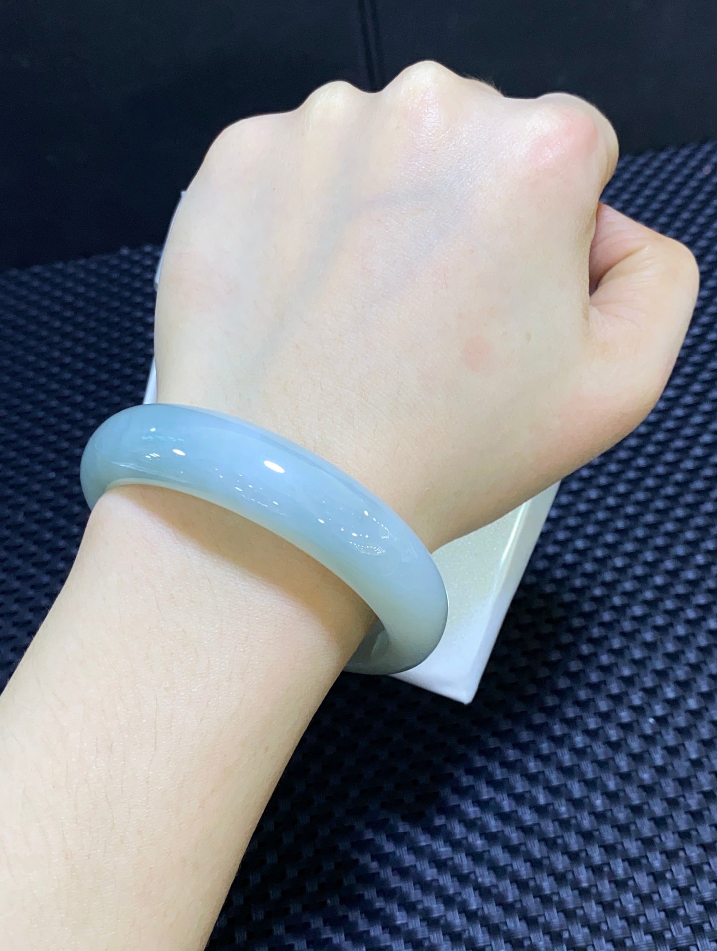 细糯蓝底翡翠平安镯 编号：24081104-34027 具体尺寸：52.6-13.8-7.5（wg0050152）