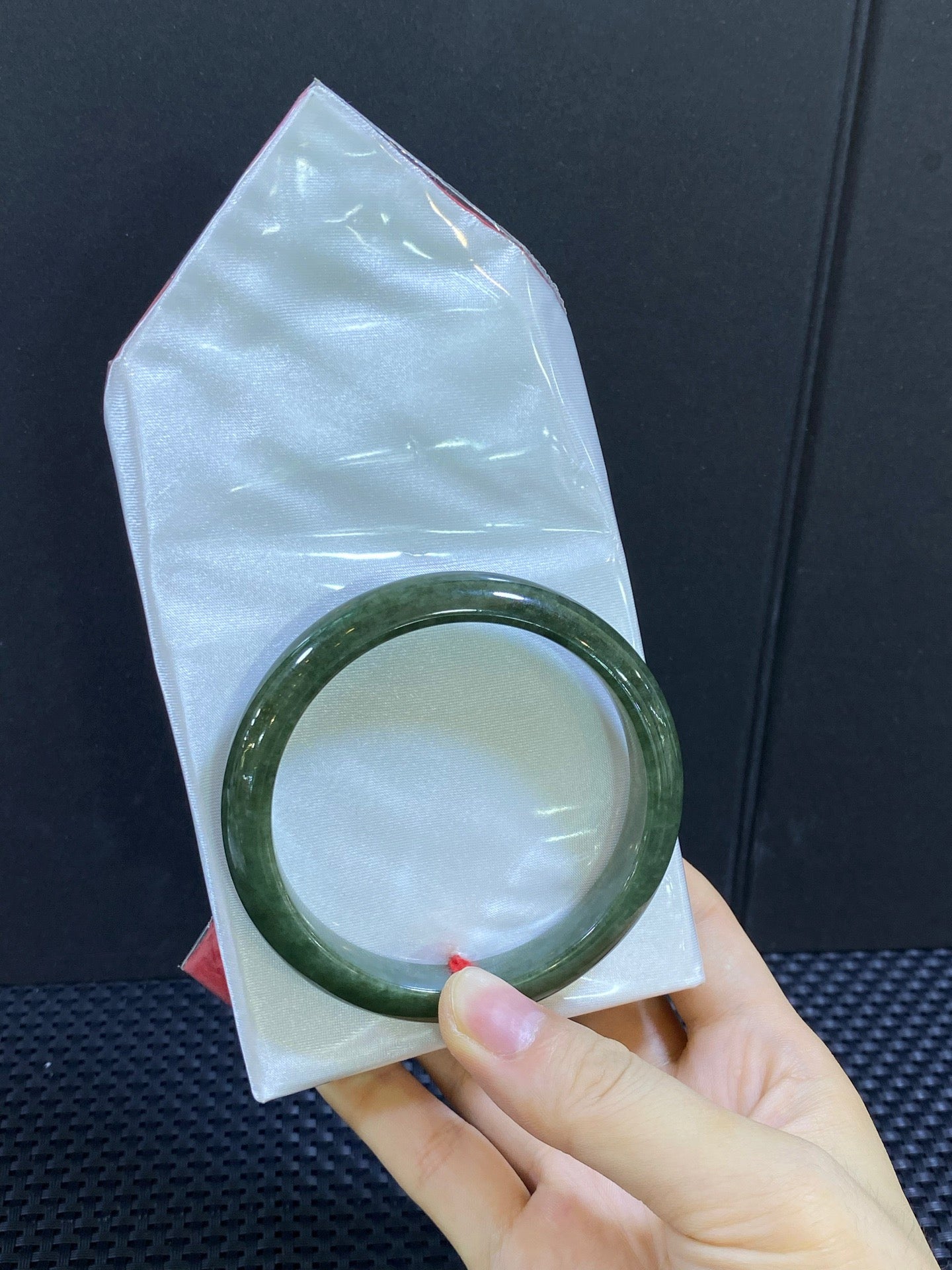 59-60能戴｜ 编号：24123008-6005 这条非常适合送给长辈，一条大圈口的老油青，上手显白显贵气（wg0050828）