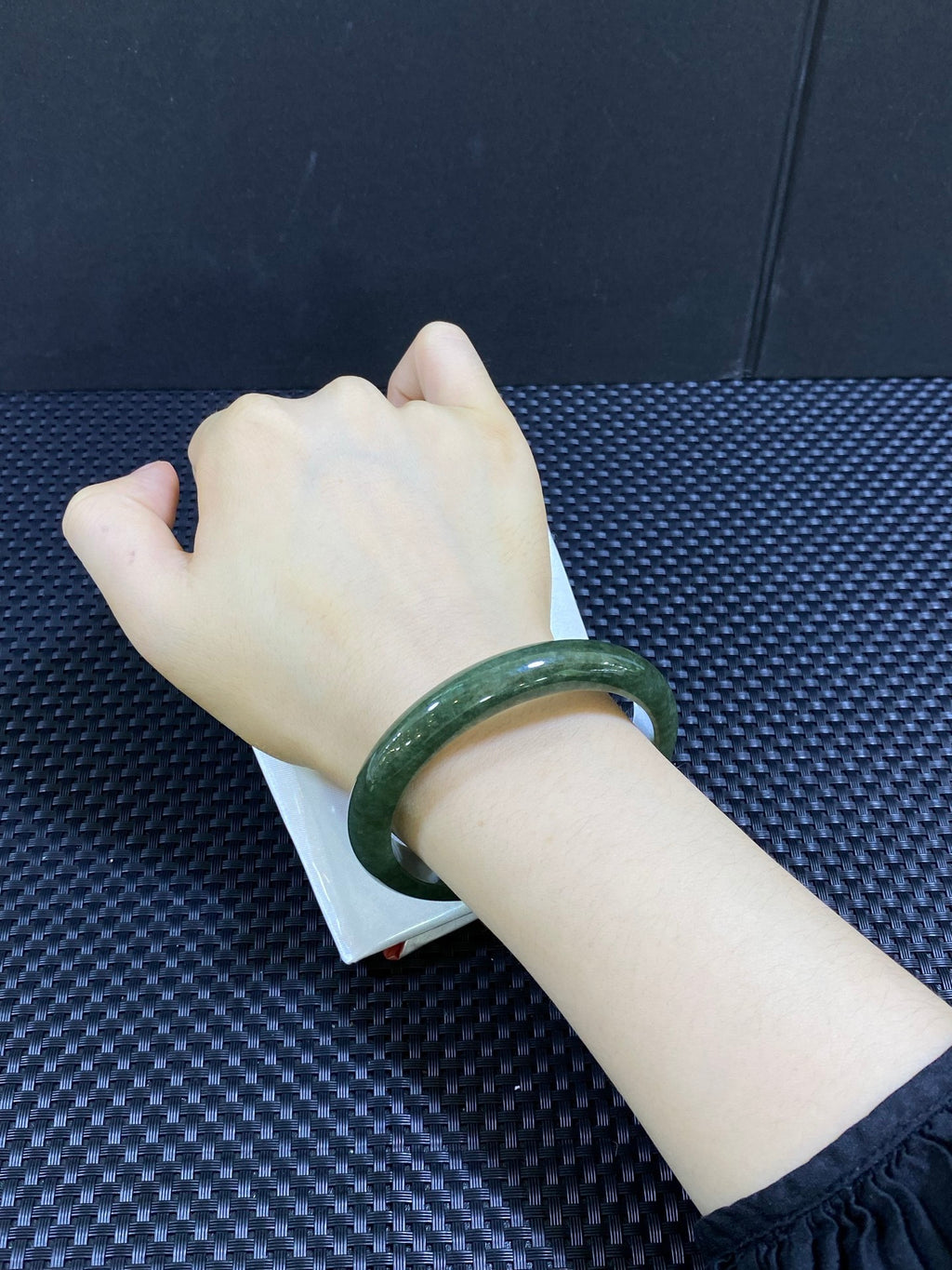 59-60能戴｜ 编号：24123008-6005 这条非常适合送给长辈，一条大圈口的老油青，上手显白显贵气（wg0050828）