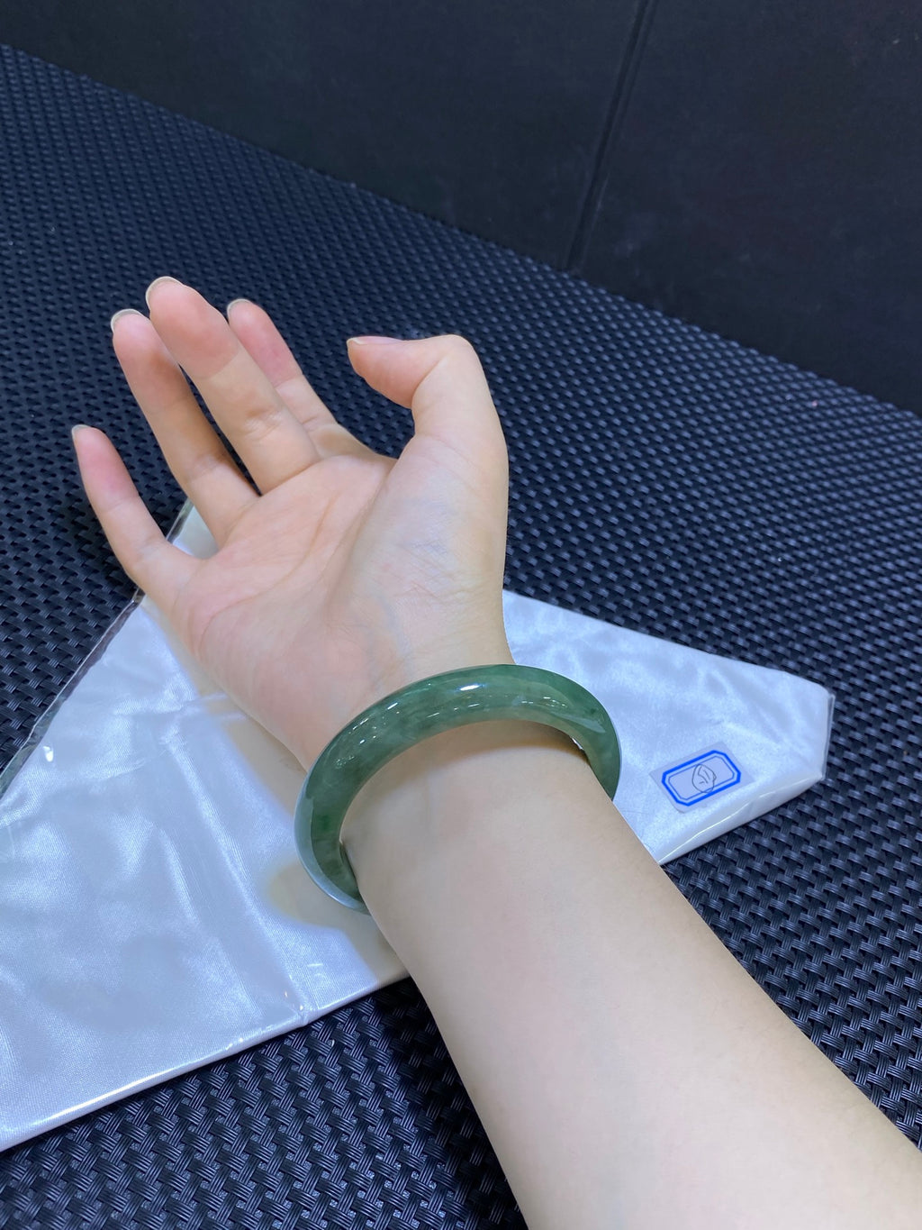 56-57能戴｜ 编号：24070810-20019 底子特别细腻的一条冰油青飘花镯，显白又贵气。这条超值推荐（wg0050820）