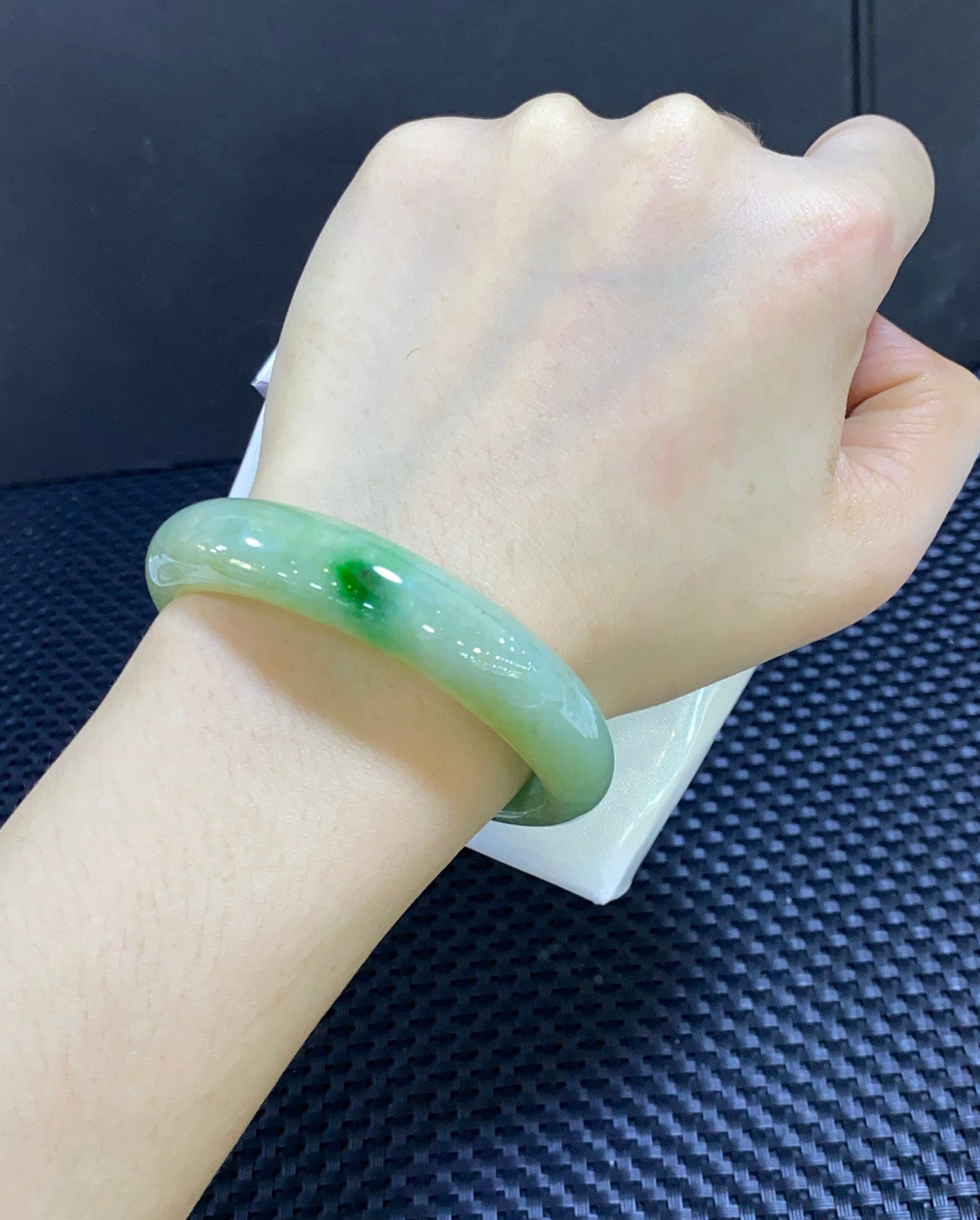 51-52 ｜ 编号：23070119-14004 贴合手腕的一条秀气贵妃镯 俏绿鲜活，手腕纤细的姐妹也能轻松驾驭（wg0055930）