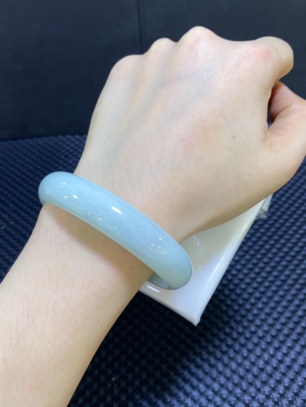 细糯晴底翡翠贵妃镯 编号：23031510-4003 具体尺寸：55-13-6.7（wg0063058）