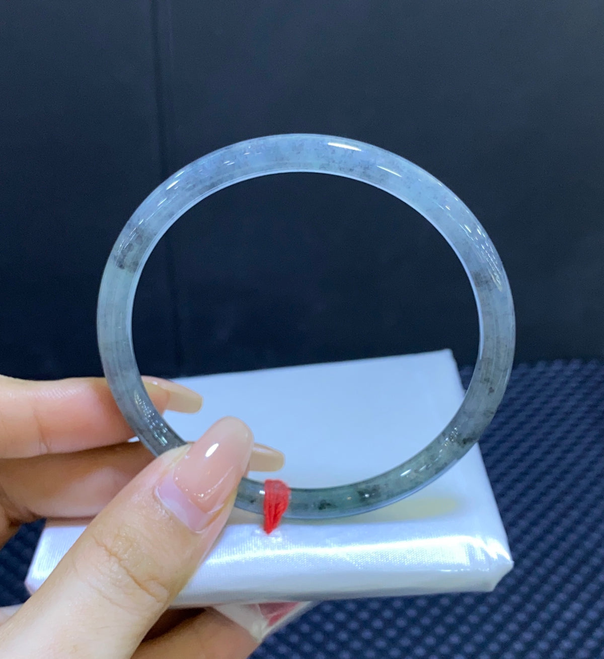 冰乌鸡翡翠叮当镯 编号：23080717-100101 具体尺寸：56.6-5.6-5.9（wg0063055）