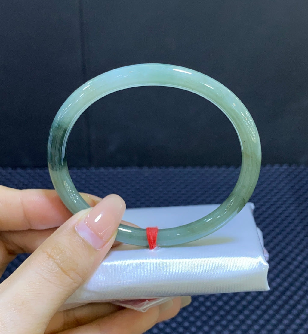 细糯油青翡翠圆条贵妃镯 编号：24070326-7006 具体尺寸：56.6-5.9-6.2（wg0063054）